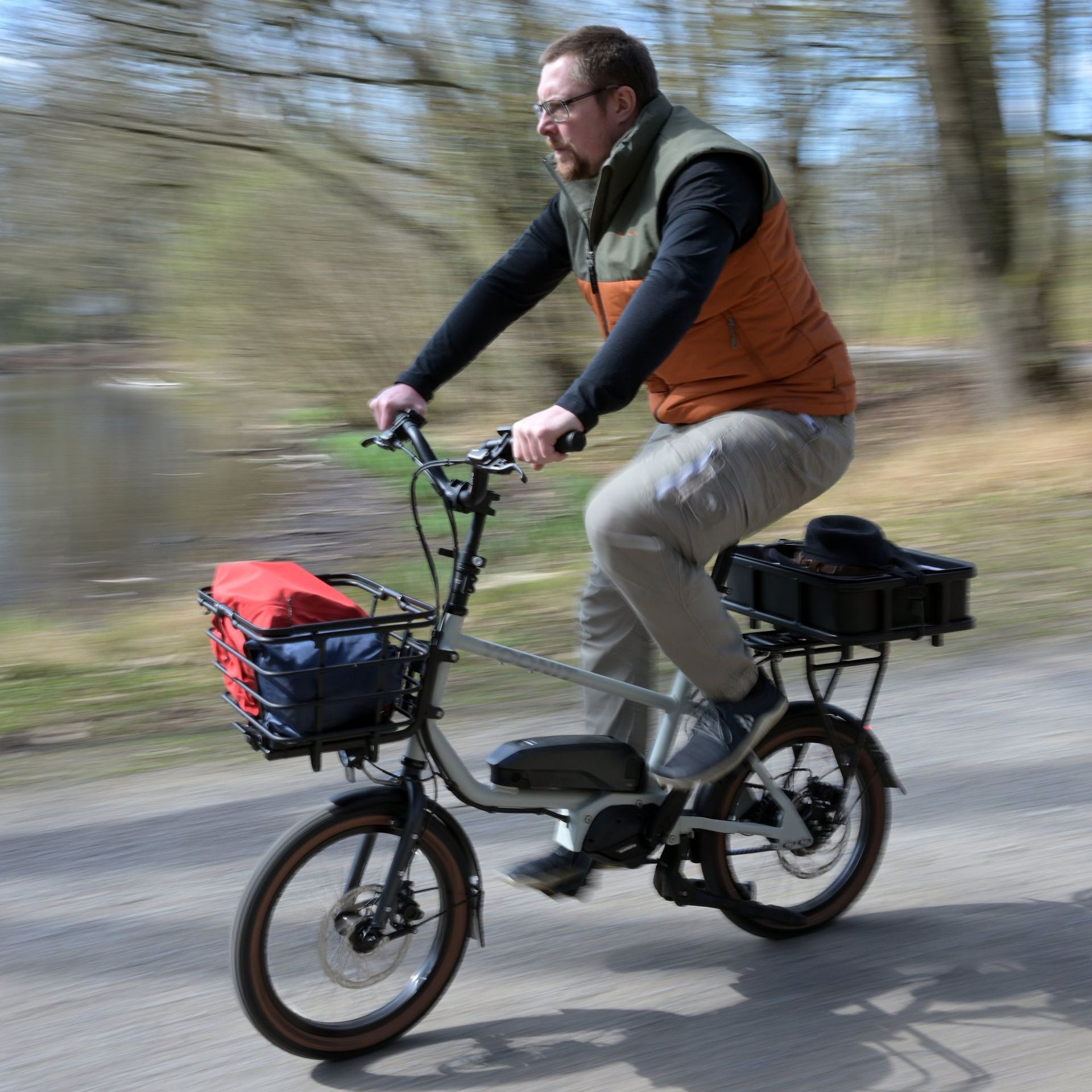 YOONIT Micro Electric Gates mit Fahrer in Alltagssituation