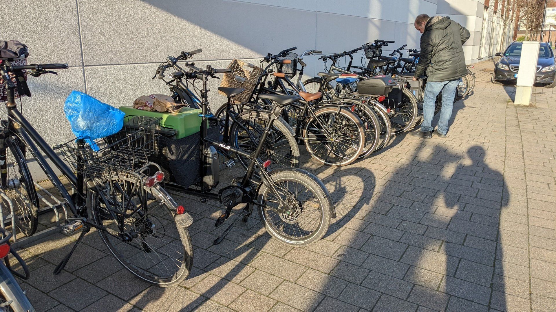 Kompaktes LongJohn Lastenrad Muli-Cycles Muli ST im Fahrradständer