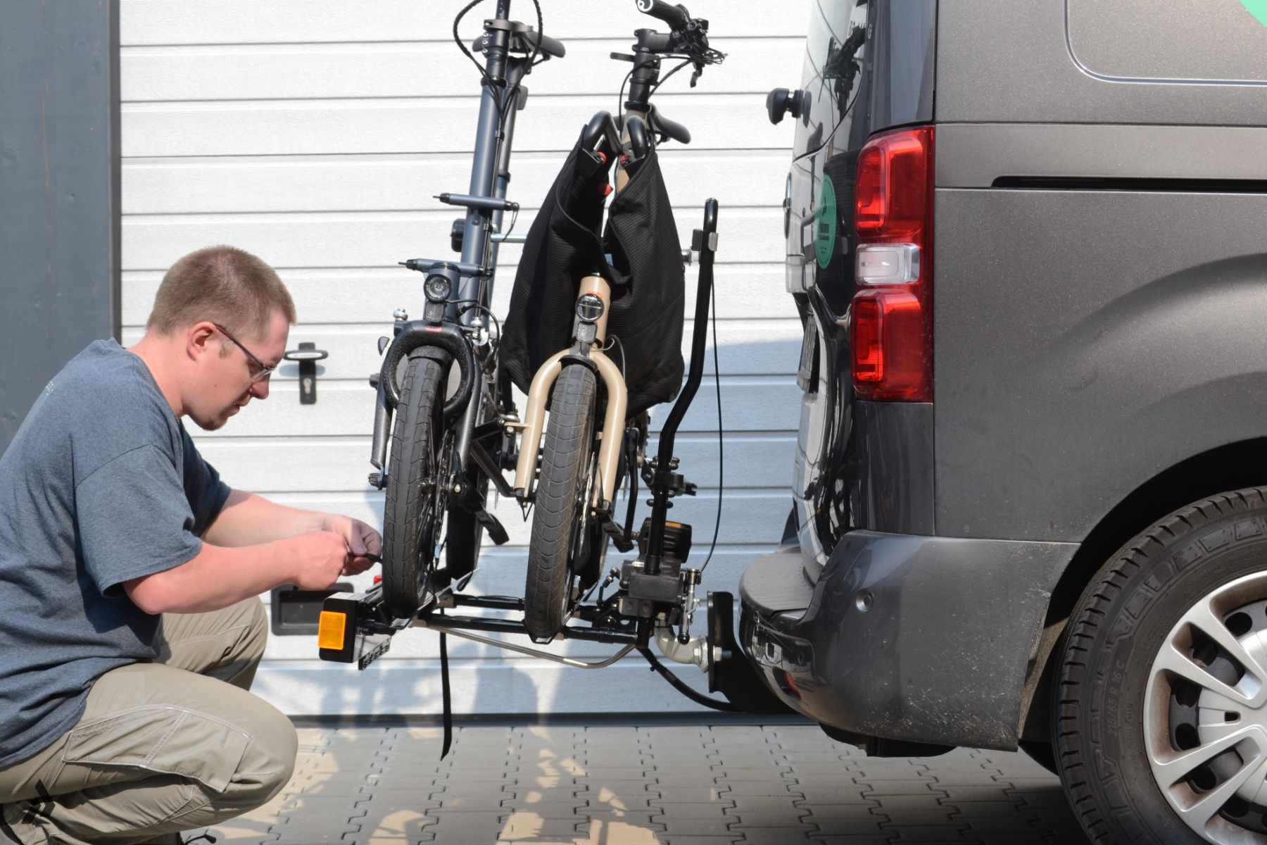 Auf KFZ Auto Fahrradtraeger ein YOONIT Mini Cargobike und muli Lastenrad Pakumo Paderborn