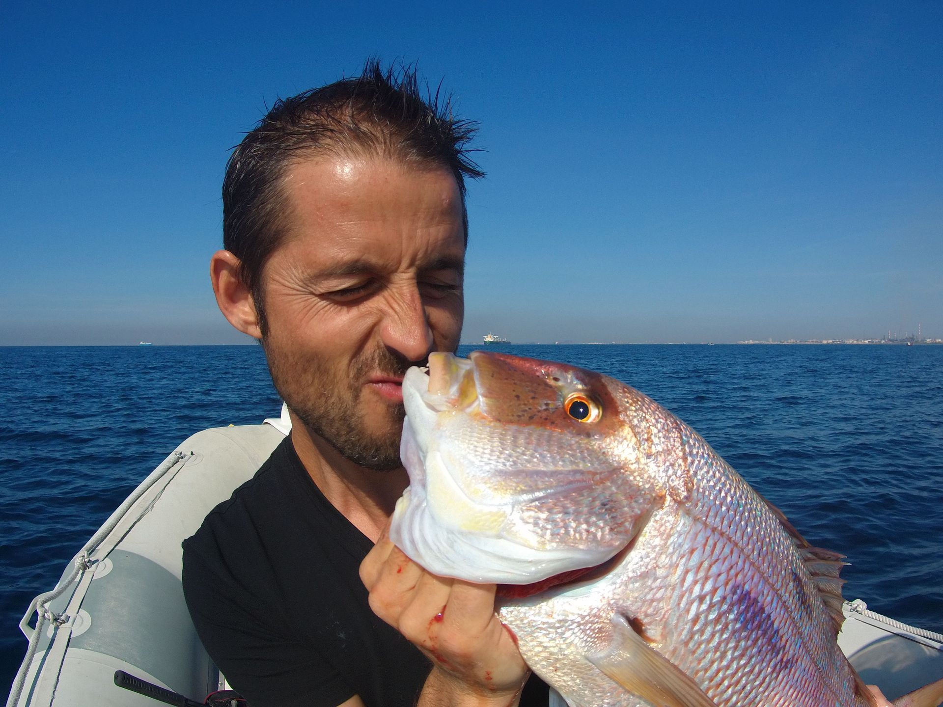 plaisir de capturé un beau poisson sur la cote bleue