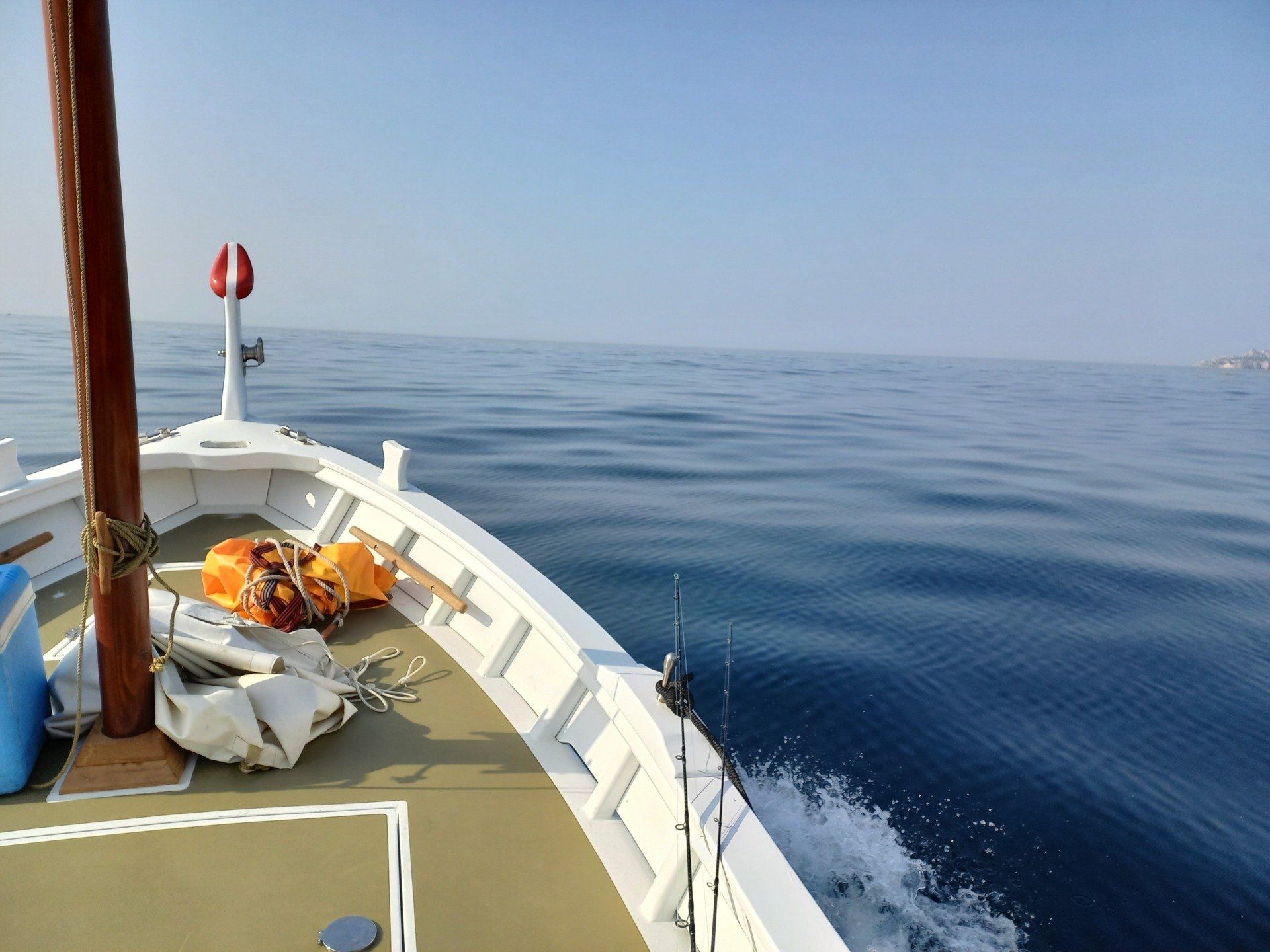 sortie de pêche en mer sur un bateau traditionnel