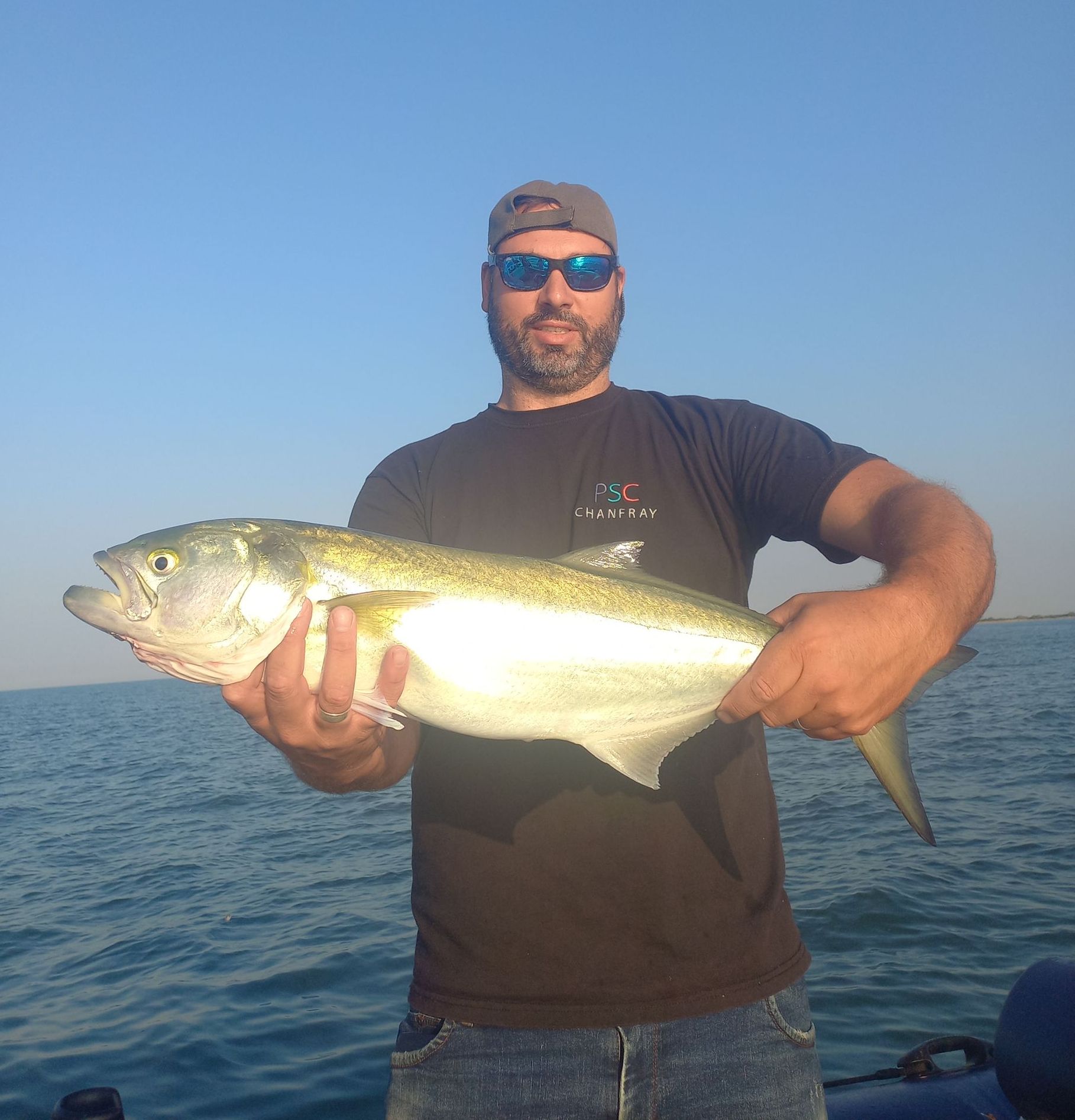 gros tassergal exposé sur la bateau, stagiaire heureux