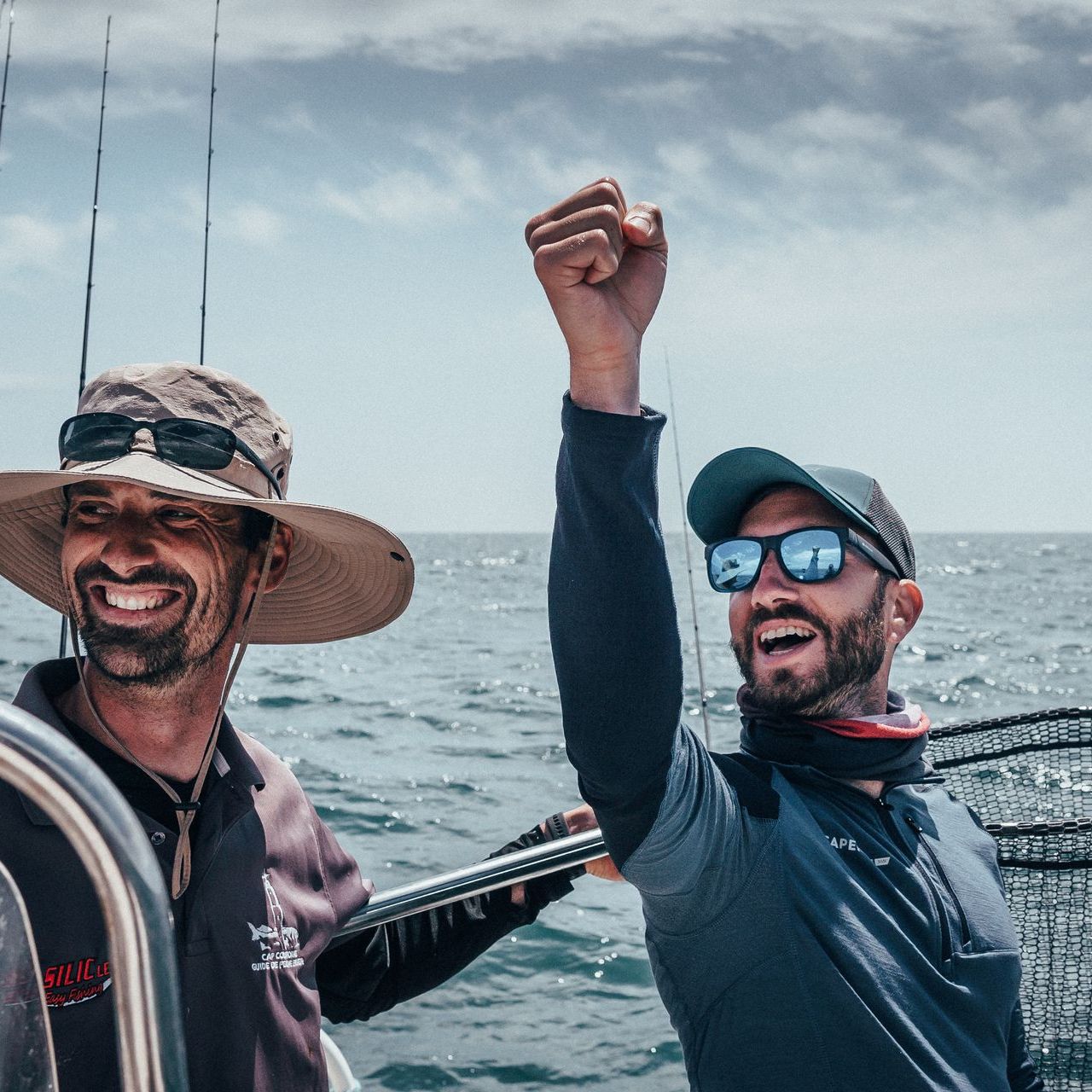 bonne ambiance de pêche en avec la capture d'un gros poisson