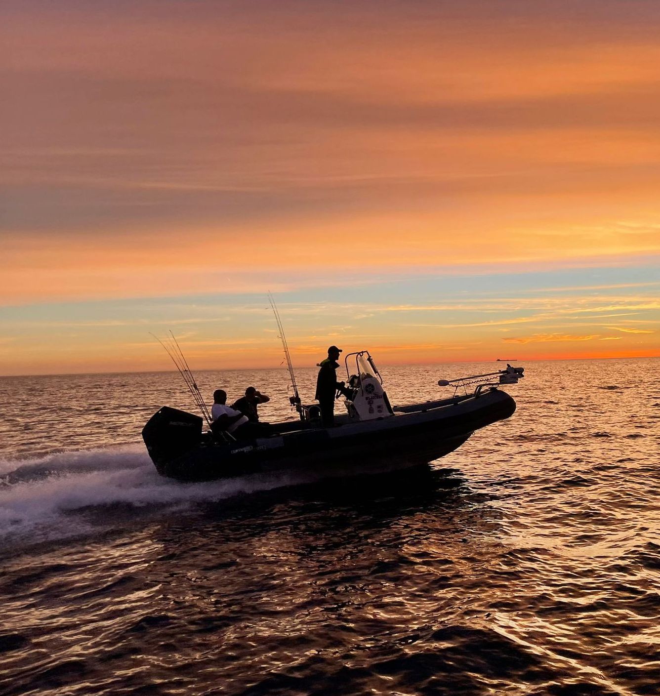 beau bateau de pêche pour aller faire des stages de pêche en mer