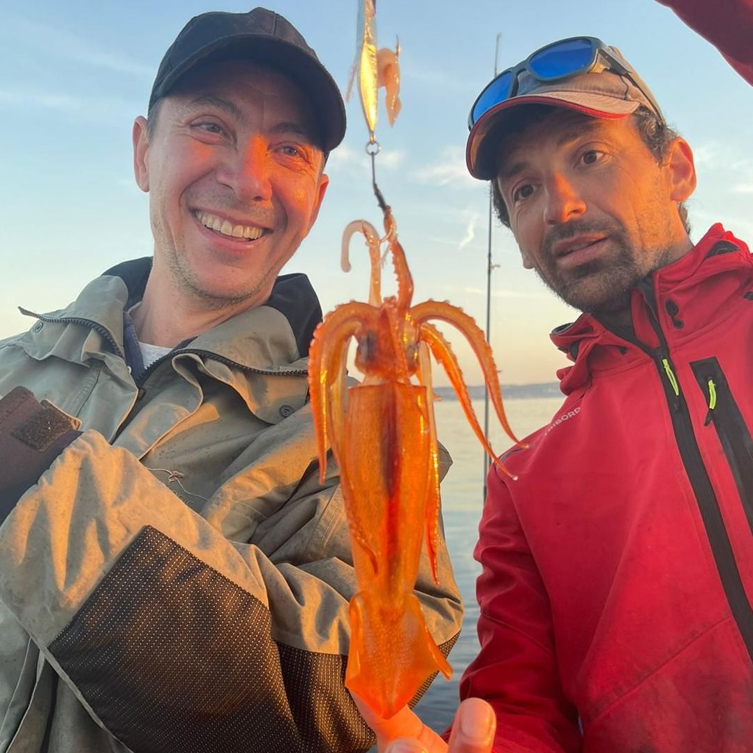 navigation au coucher du soleil pour la pêche en mer avec un guide professionel