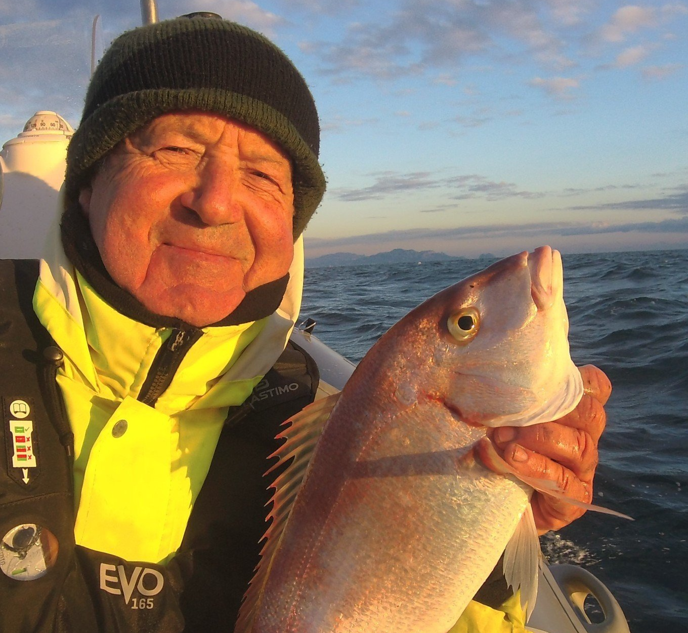 gros pageot sur le bateau avec le pêcheur