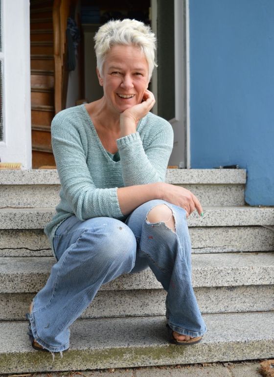 Liz auf Treppe Liz auf Treppe