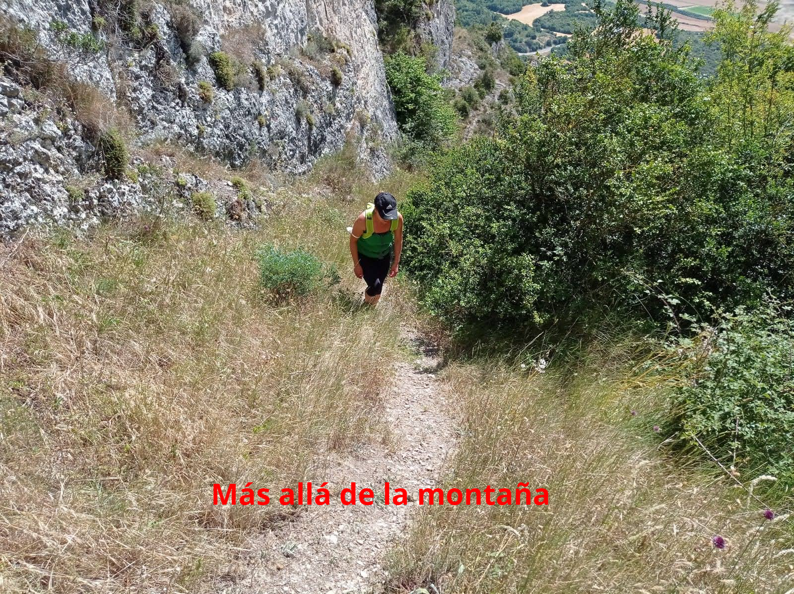 subiendo por una estrecha senda a través del corredor que discurre entre el doble cresterío que conforma las Peñas Lengua