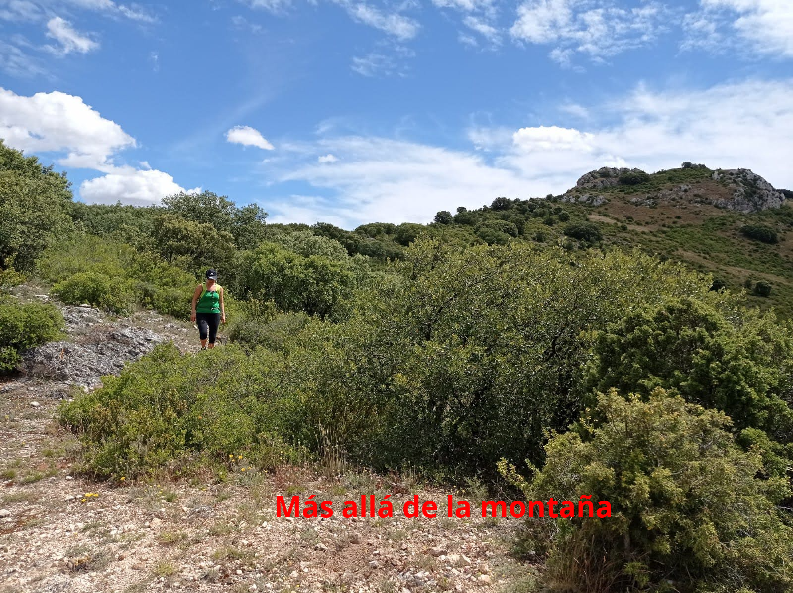 bajando hacia el pueblo de Celorigo haciendo la ruta circular