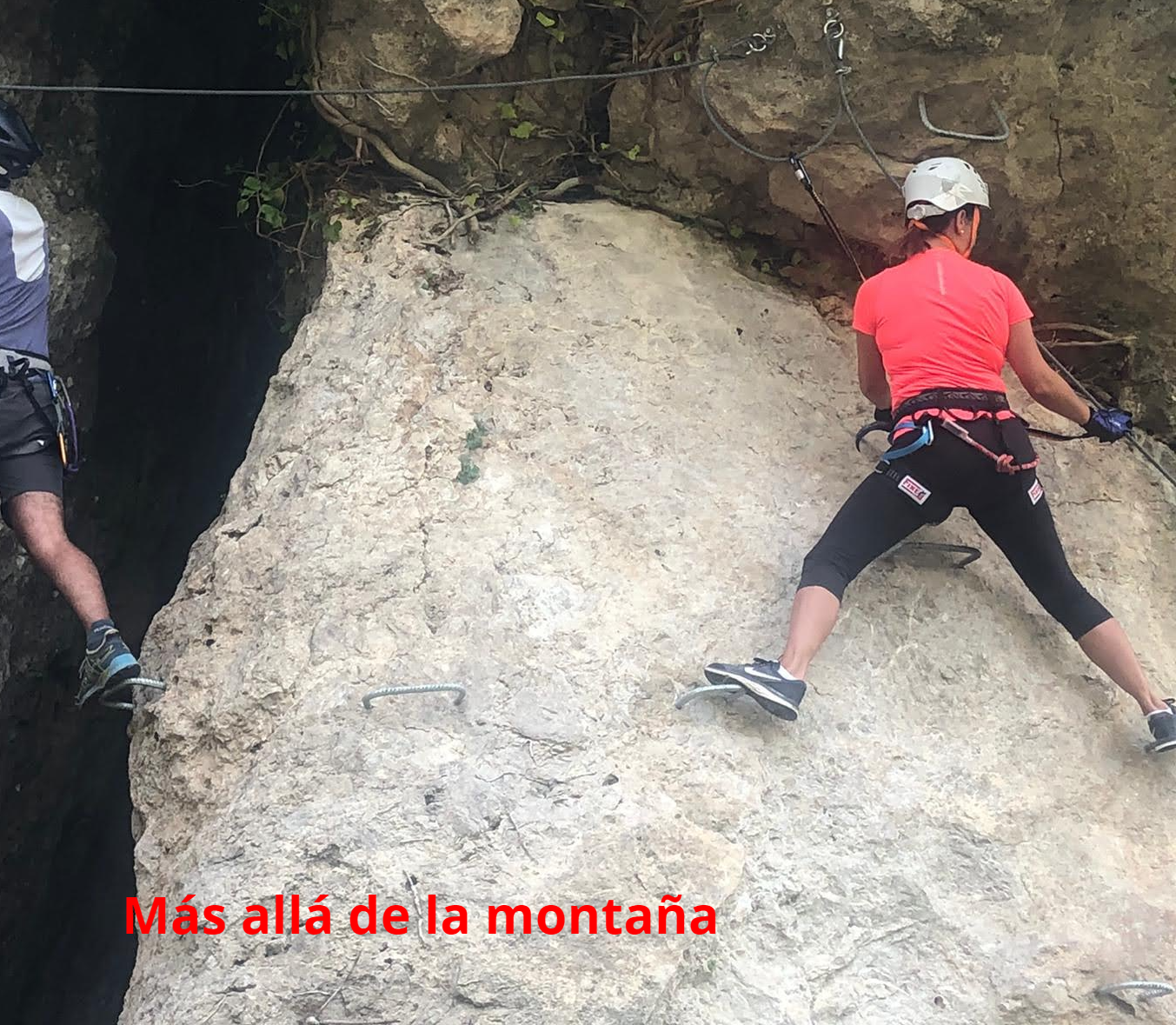 como avanzar en una vía ferrata