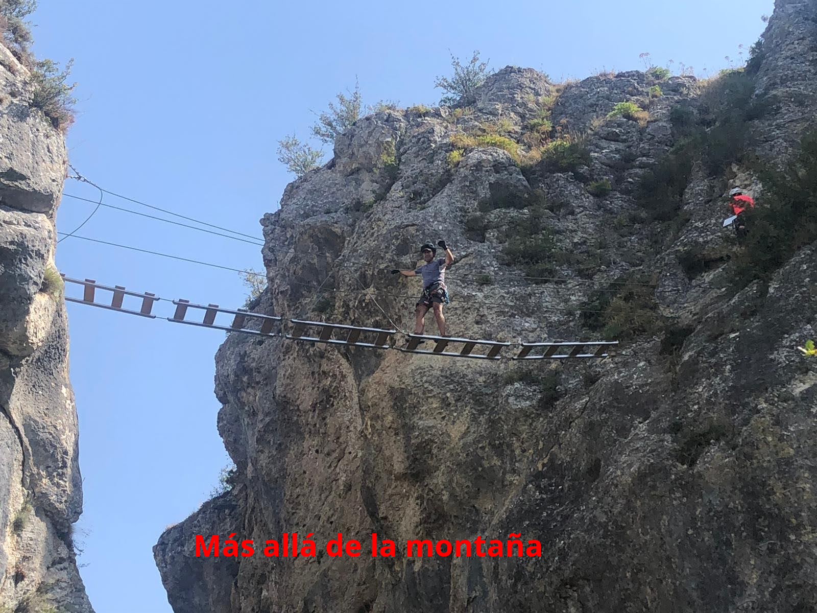 pasarela que une las dos paredes del pequeño desfiladero, el la via ferrata de Miraveches-Silanes