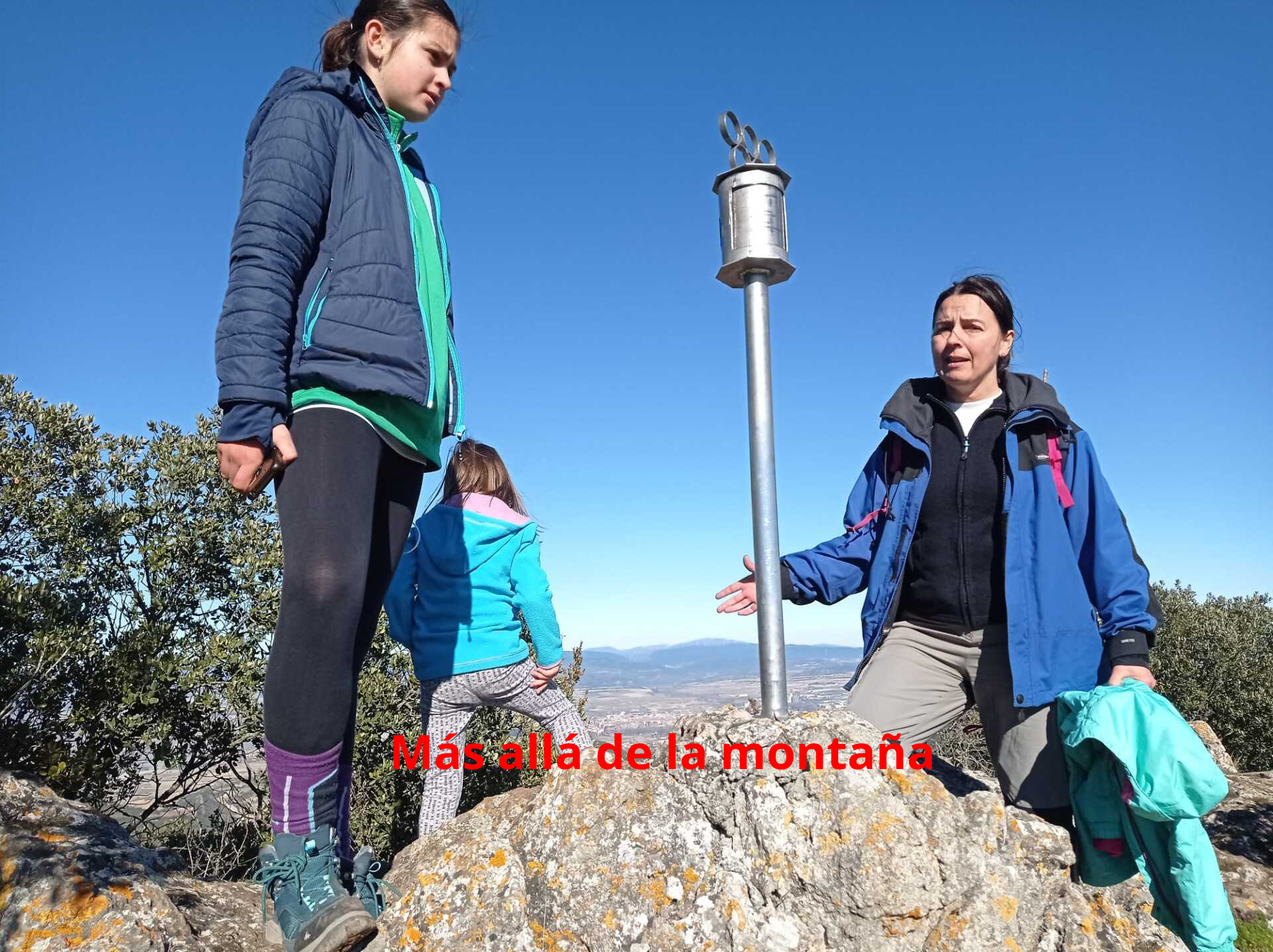 la cima de la Tolacha, señalizada por otro buzón del C.M. Mirandés, esta vez con forma de los anillos olímpicos.