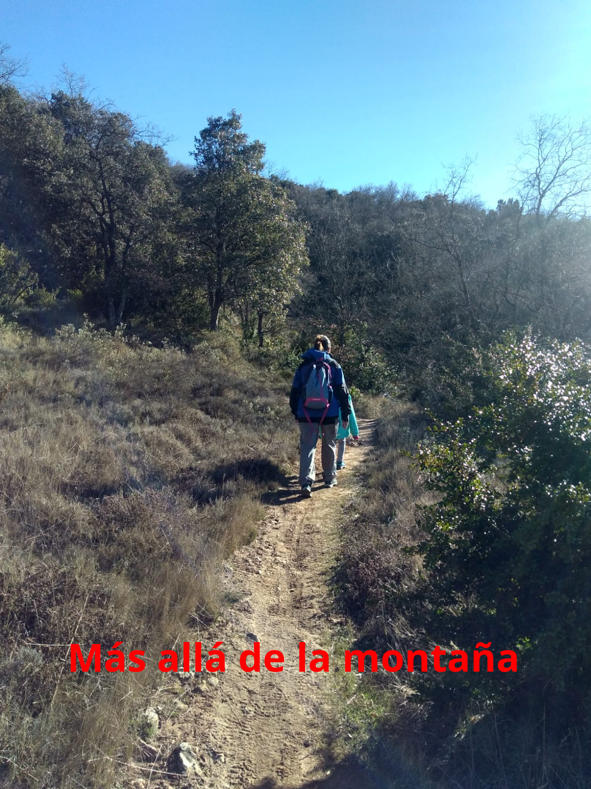Subimos una cuesta bastante pronunciada que nos lleva a una especie de mirador