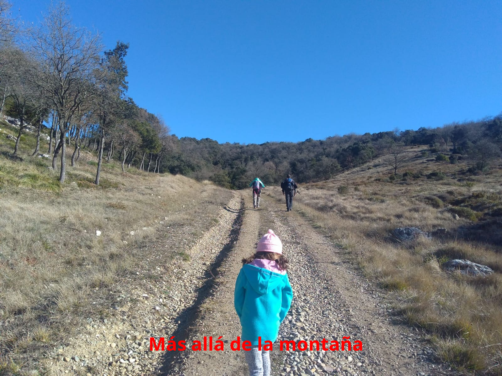 Al final llegamos a un collado, una zona plana herbosa donde no debemos desviar hacia la derecha, dirección Este para ir a Peñalrayo.