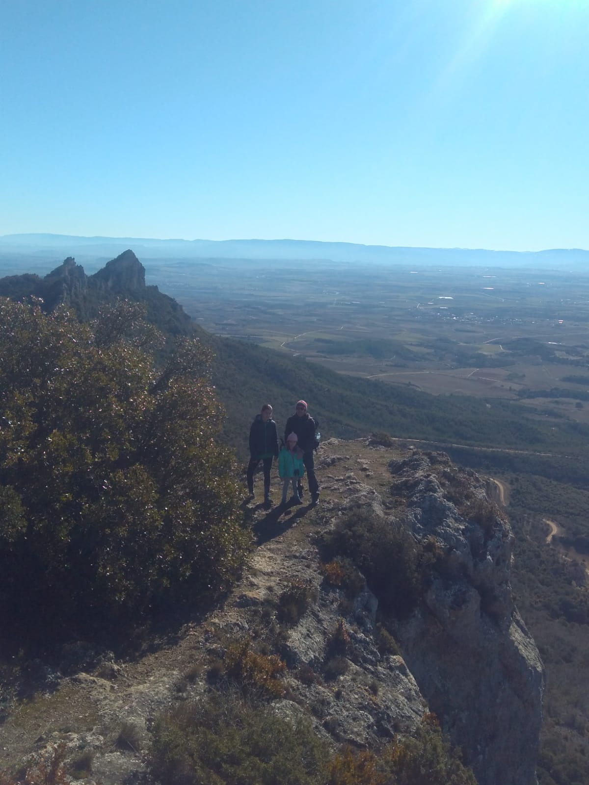 Subimos una cuesta bastante pronunciada que nos lleva a una especie de mirador desde donde hay unas vistas magníficas, en este punto veremos unos hitos que nos señalizan el camino hacia el Peñalrayo (N).