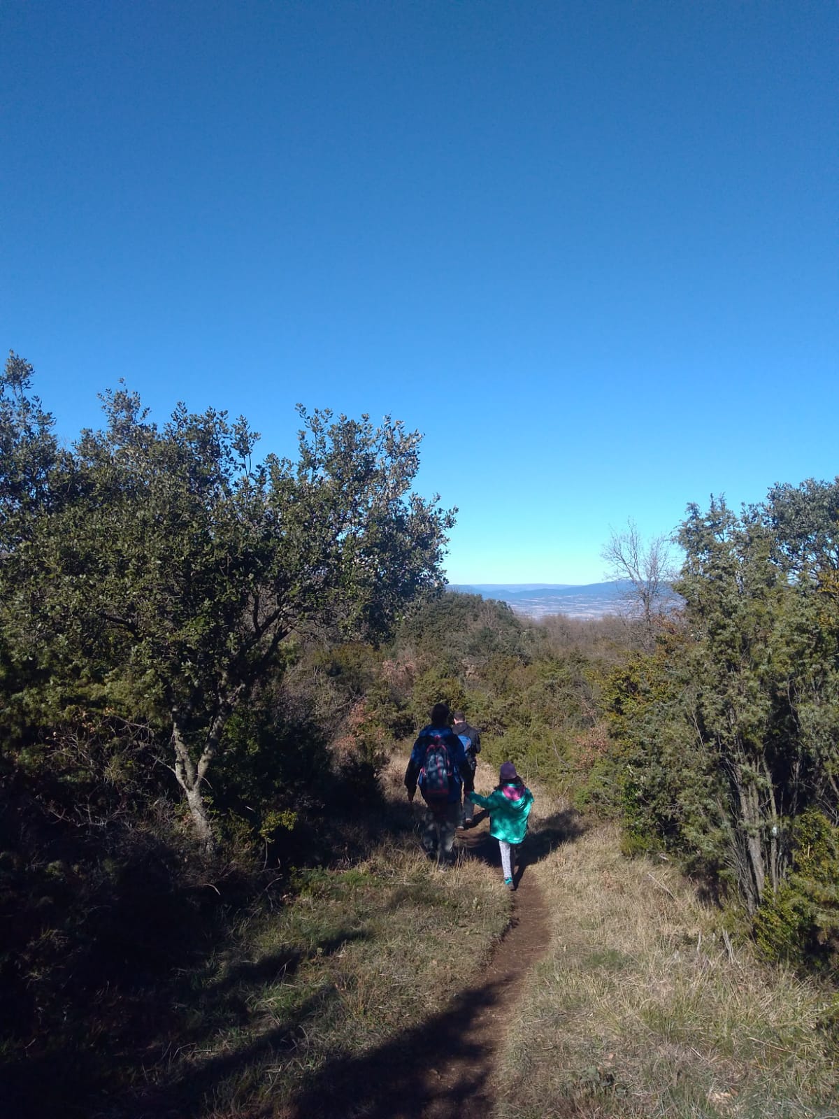 Avanzaremos por esta pista hasta que lleguemos a un cruce de 4 caminos en el que debemos tomar el de la izquierda