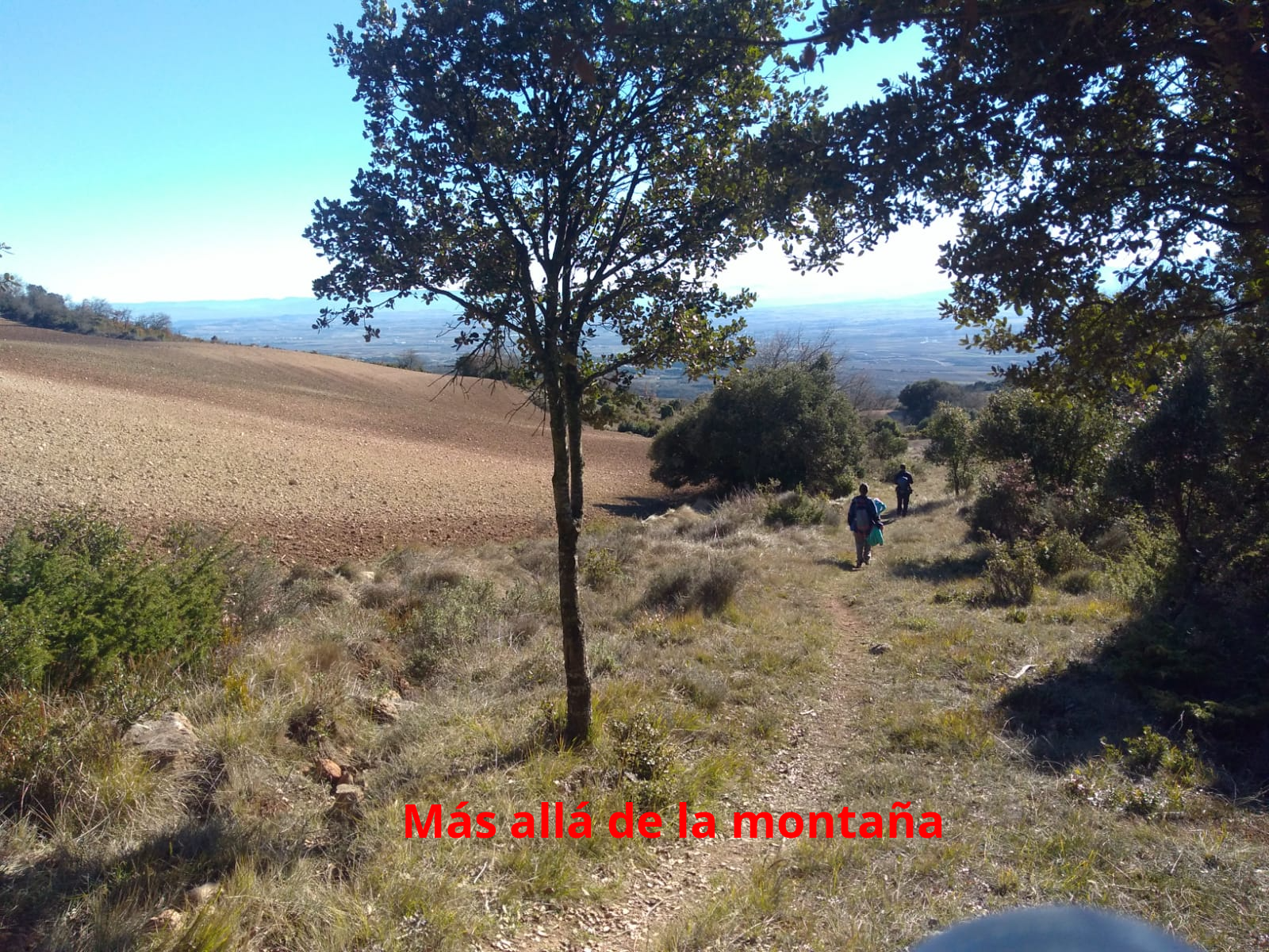 Después de unas fotos, regresamos al collado. Aquí cogemos el camino que baja hacia abajo dirección Garbarruri, dirección SE. Este camino nos lleva directamente a la pista por la cual empezamos la ruta.
