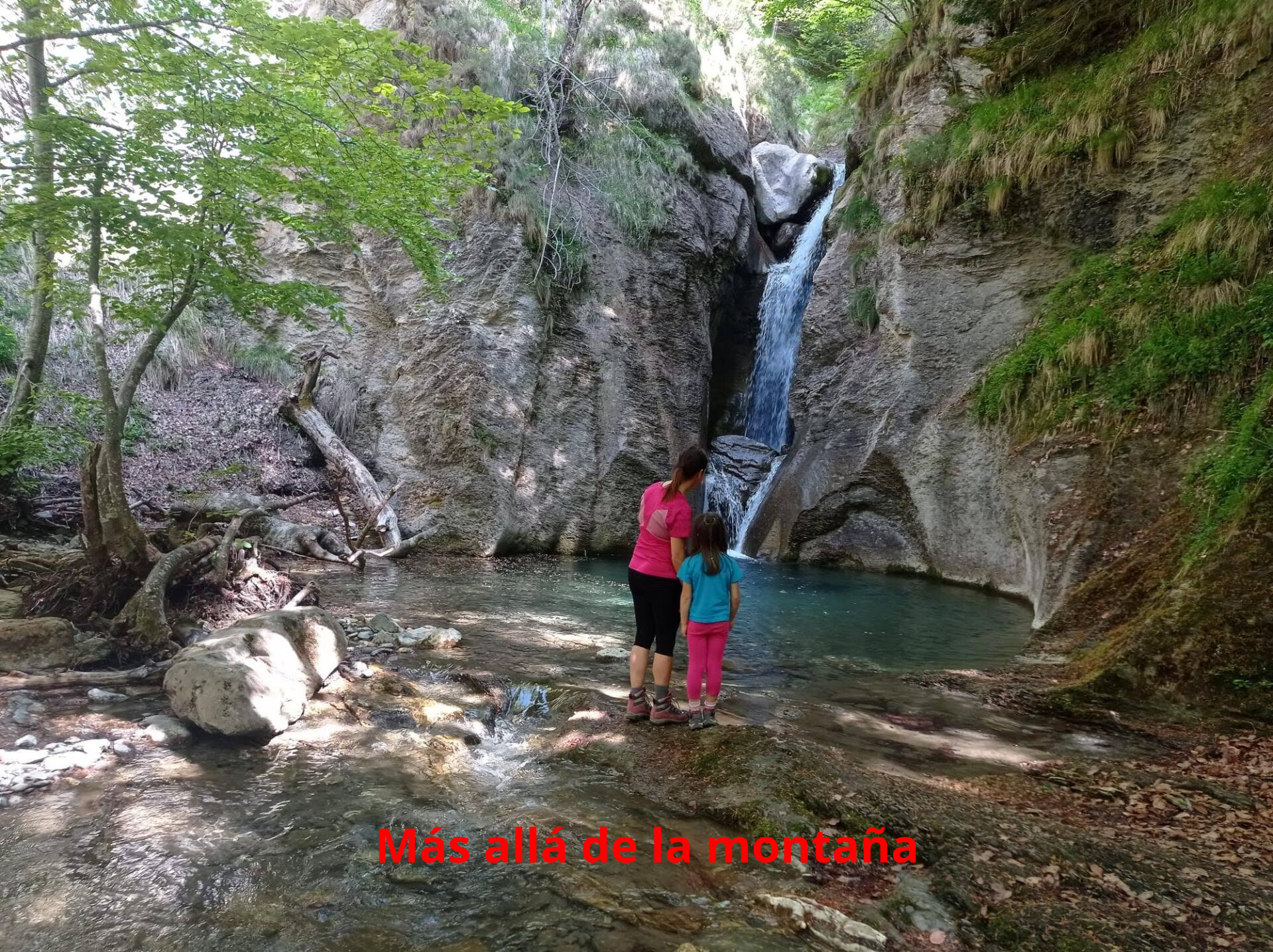justo delante de nosotros nos encontraremos la Cascada de Arrako, encajonada en un estrecho barranco.
