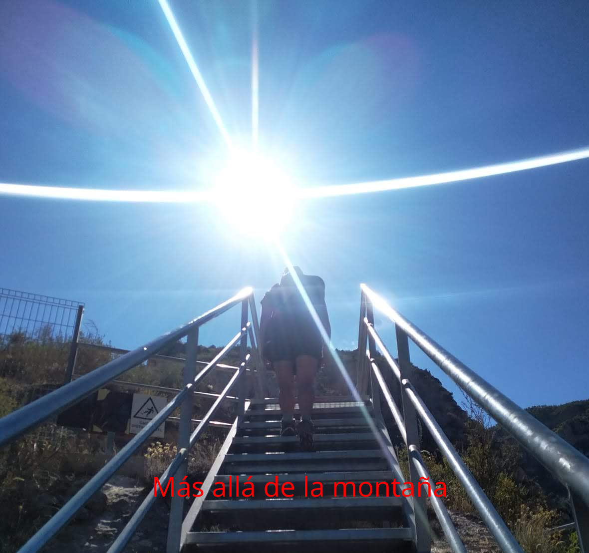 . Esta primera parte este muy bien preparado con escalera, pasarela y senda ancha. Una vez subidas las escaleras de inicio, el camino desciende casi hasta el río y continúa a la par de este.