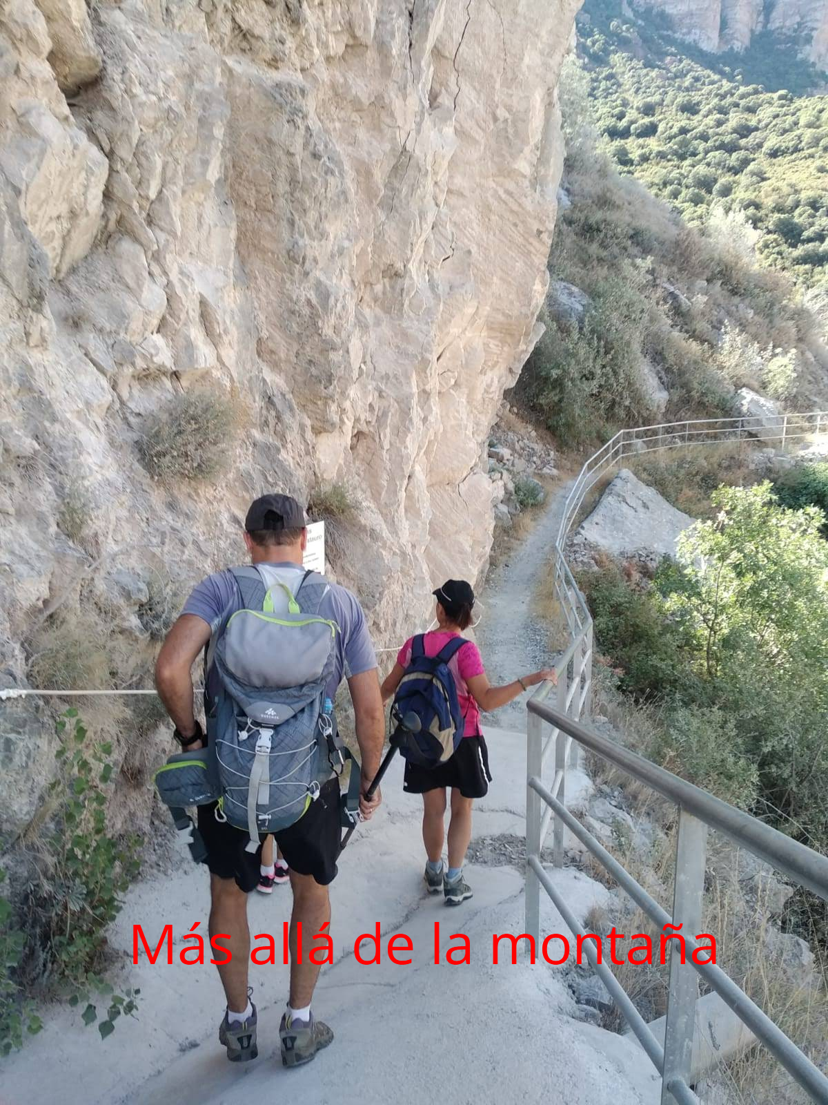 Esta primera parte este muy bien preparado con escalera, pasarela y senda ancha.