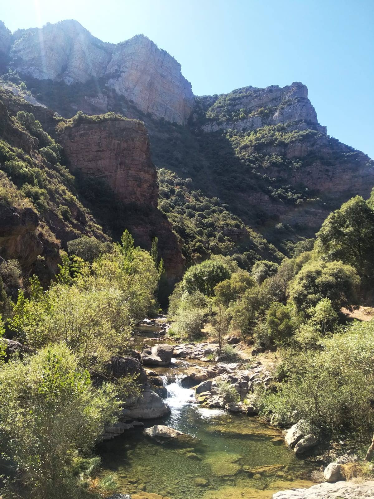 En camino es cómodo, senda ancha, donde vamos viendo diversa pozas que se forman en el río. En esta zona hay varios carteles que avisan del peligro por desprendimiento de roca.