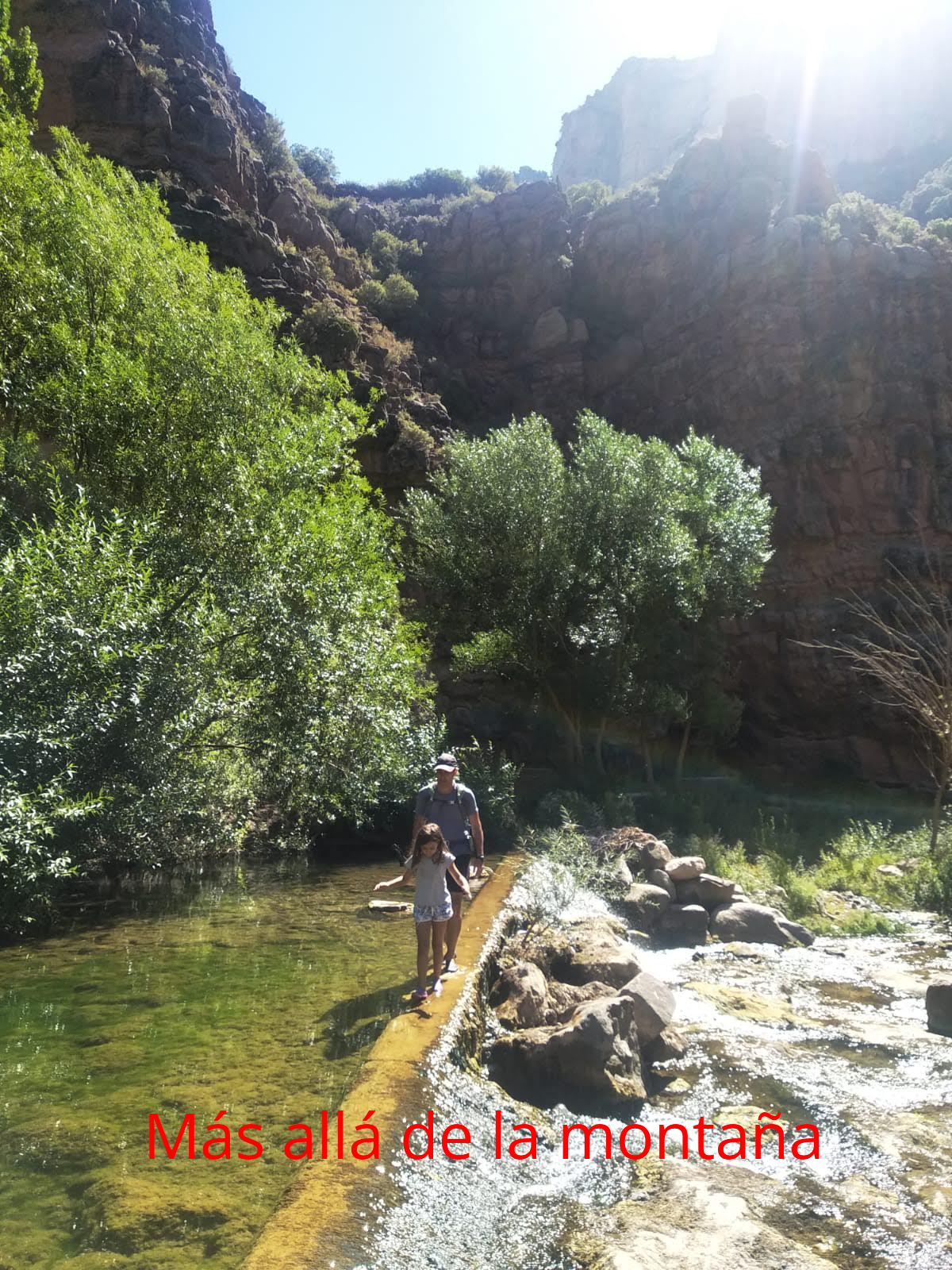 Al poco y tras pasar un pequeño refugio de pescadores, llegamos a una pequeña presa, la cual atravesamos. En esta zona hay que tener cuidado porque resbala