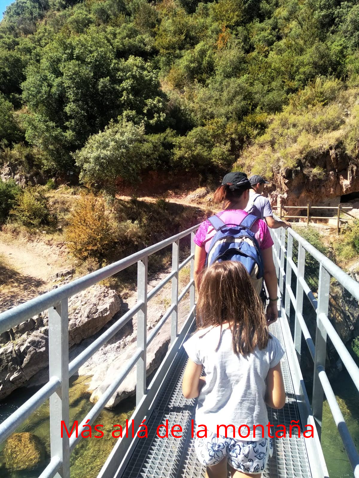 Seguimos paralelos al cauce hasta llegar a un pequeño puente con barandilla, el cual hasta hace poco no tenía barandilla lo que la hacía algo peligroso para los niños. Justo después del puente hay una fuente, por si queréis beber o llenar las cantimploras.