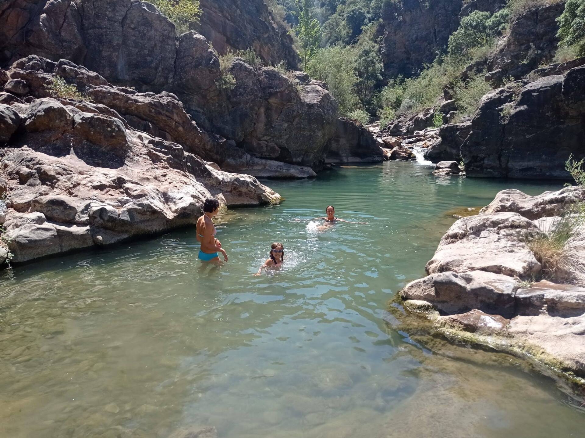 Para llegar a las fuentes del Restauro, hay que atravesar varias pozas a nado. Nosotros no llegamos hasta las fuentes pero sí que descubrimos unas pozas espectaculares donde nadar un rato.