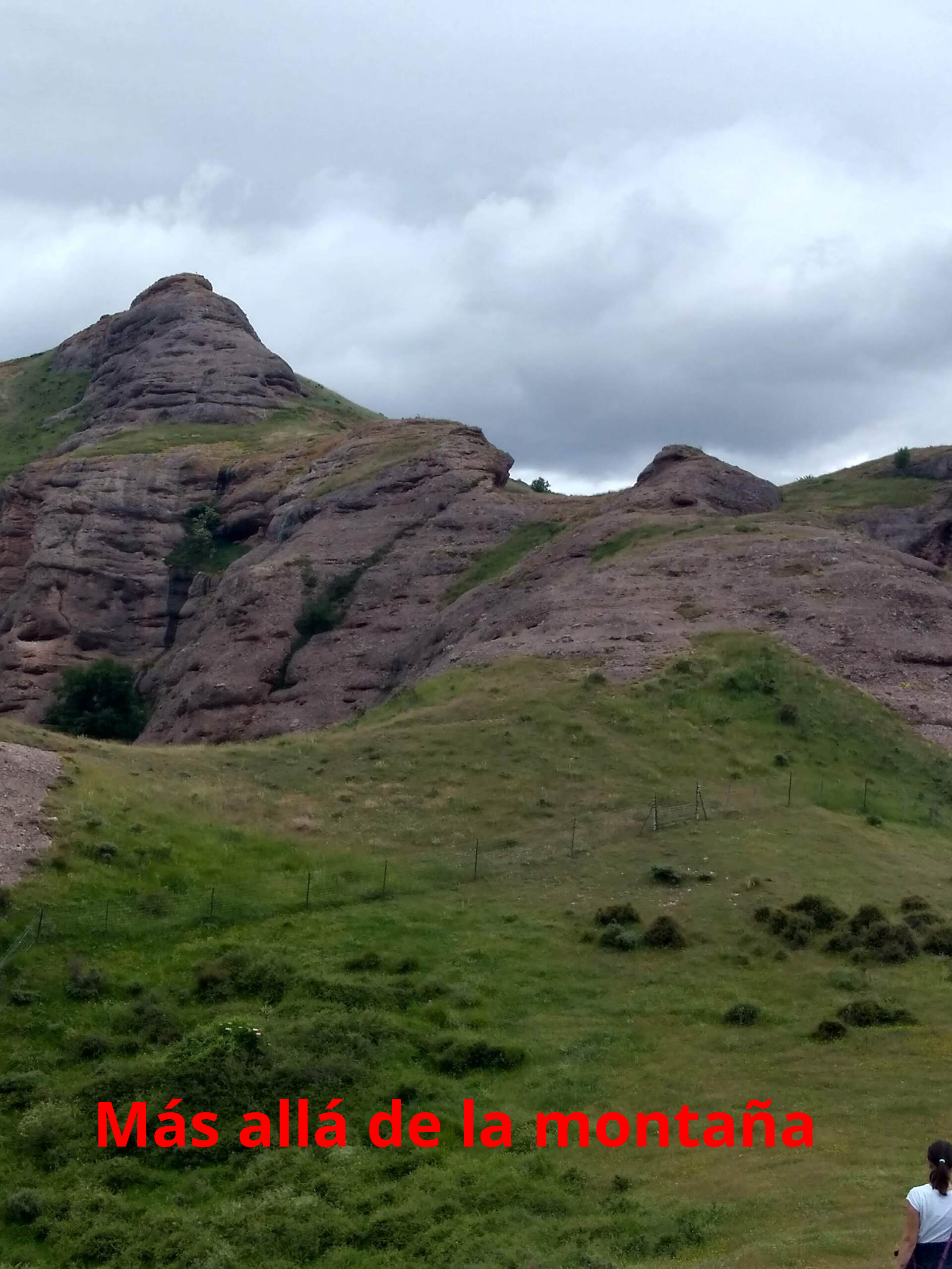Seguimos ahora dirección norte por una senda estrecha ganando unos metros, hasta un primer collado direción Peña Tobia