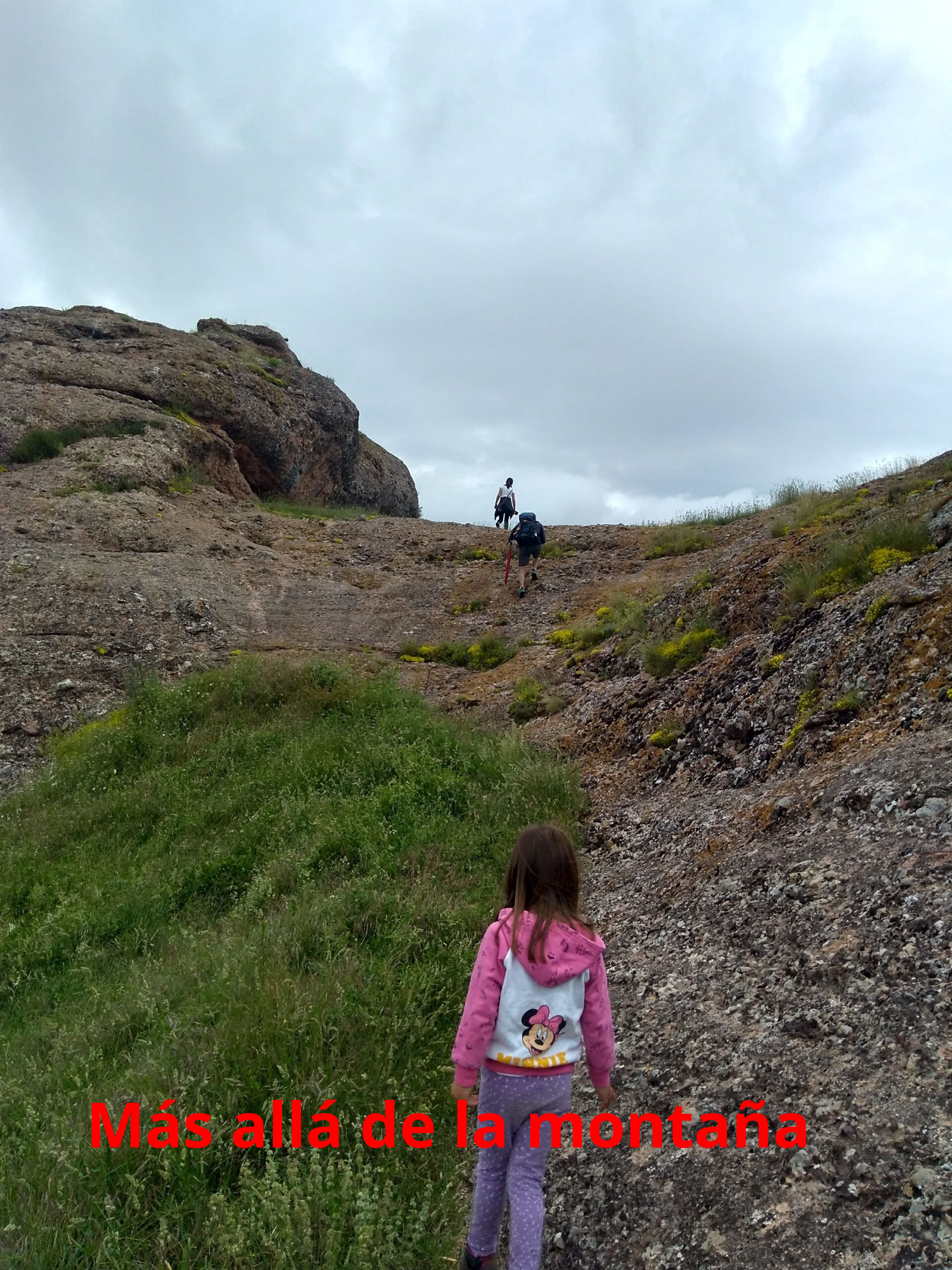 . Seguimos andando hasta llegar a un punto donde hay que trepar  para salvar un eslabón rocoso dirección Peña Tobia