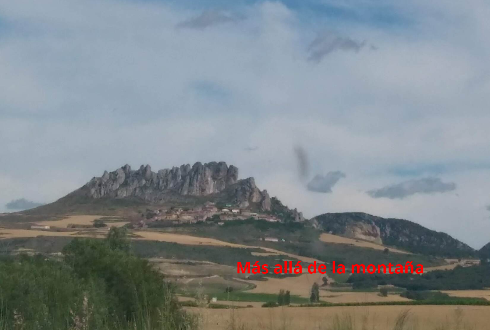 Pueblo de Cellórigo con la Peña de Cellórigo detrás