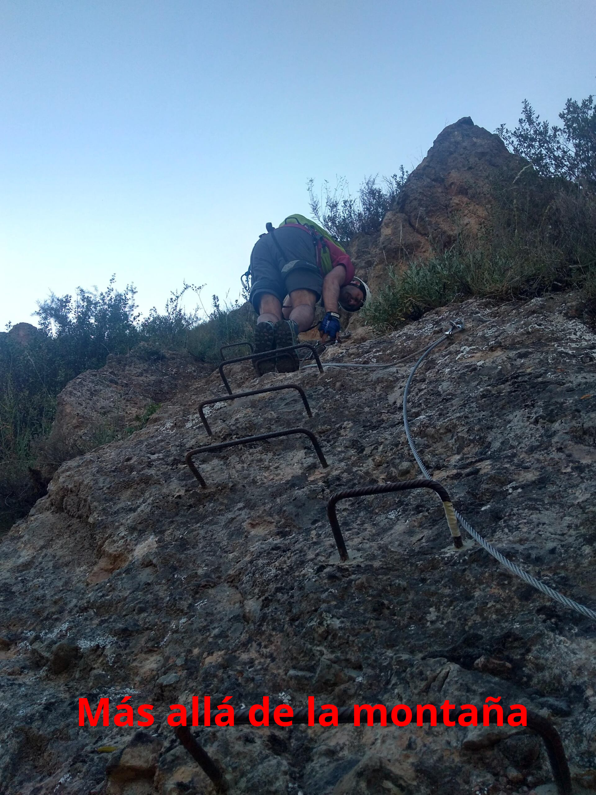 subiendo una pared vertical a través de grapas nivel K2