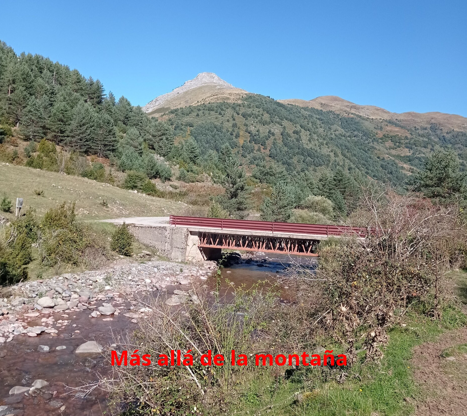 Una vez aparcado el coche, nos dirigimos hacia el puente  y justo al cruzar el puente encontramos un cartel informativo de la vía ferrata. Aquí comienza la ruta.