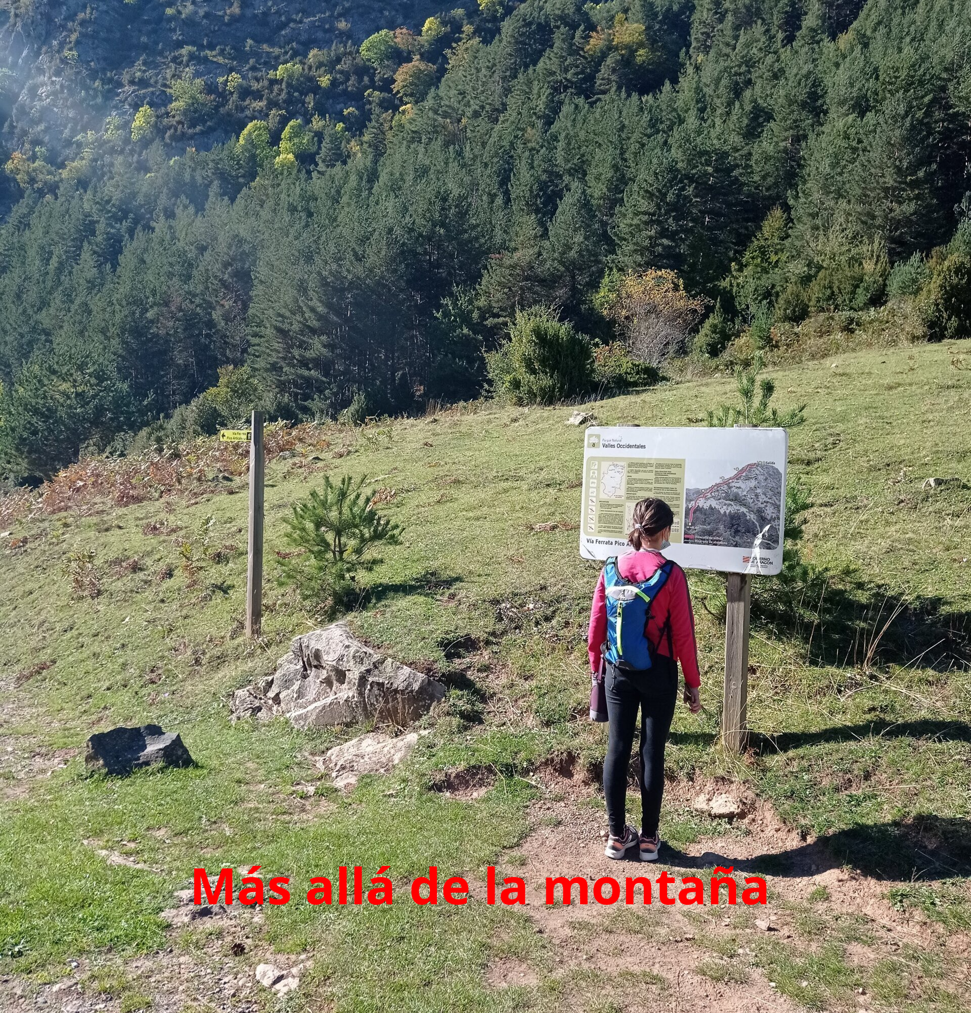 Una vez aparcado el coche, nos dirigimos hacia el puente y justo al cruzar el puente encontramos un cartel informativo de la vía ferrata. Aquí comienza la ruta.