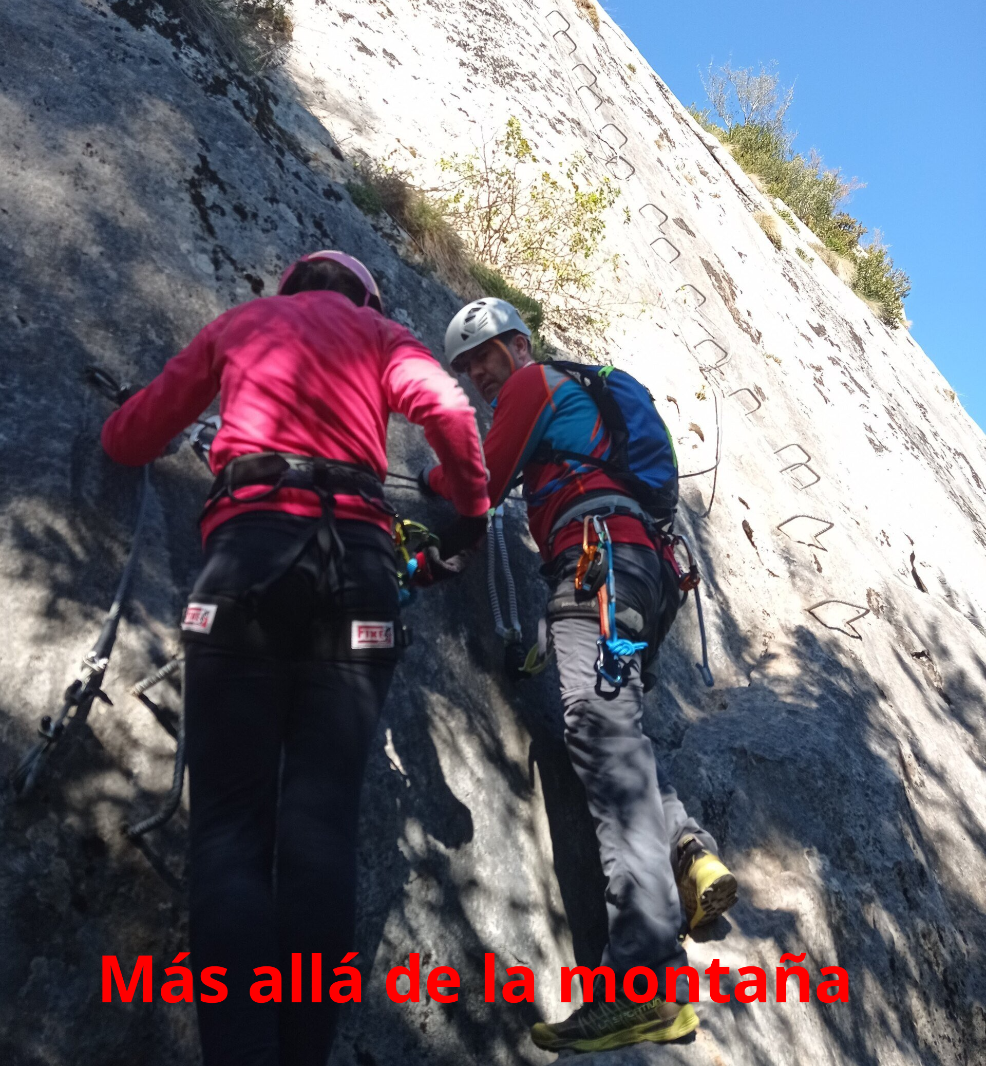 El primer tramo es la zona más vertical de la ruta y es donde más presencia de peldaños y grapas encontraremos. Aun así, puntualmente tendremos que ayudarnos de la roca.