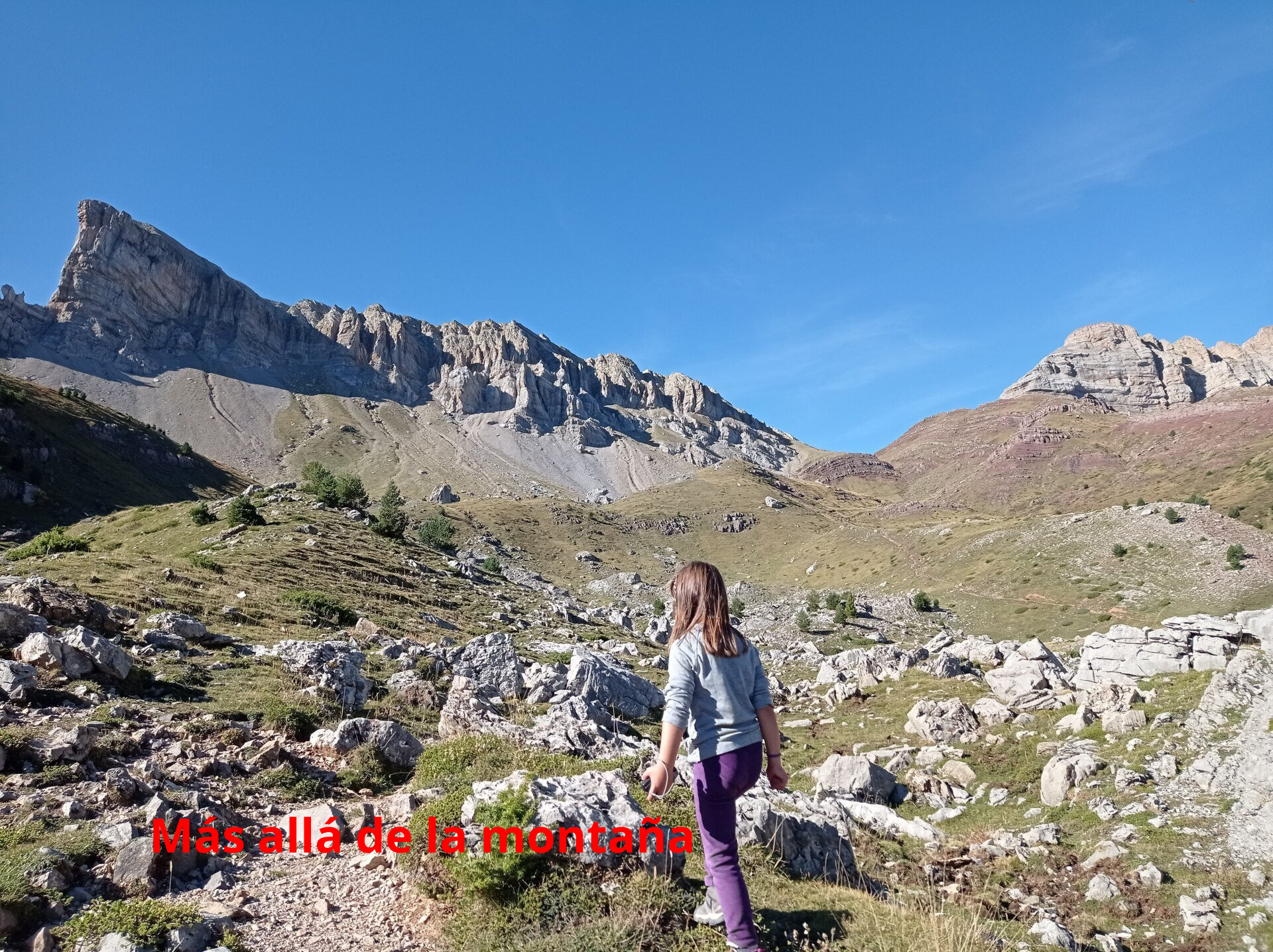 Nosotros seguimos por la izquierda, para enfilar un precioso valle sin abandonar el GR11. Desde aquí ya podemos ver nuestra cima característica con forma de proa de barco.