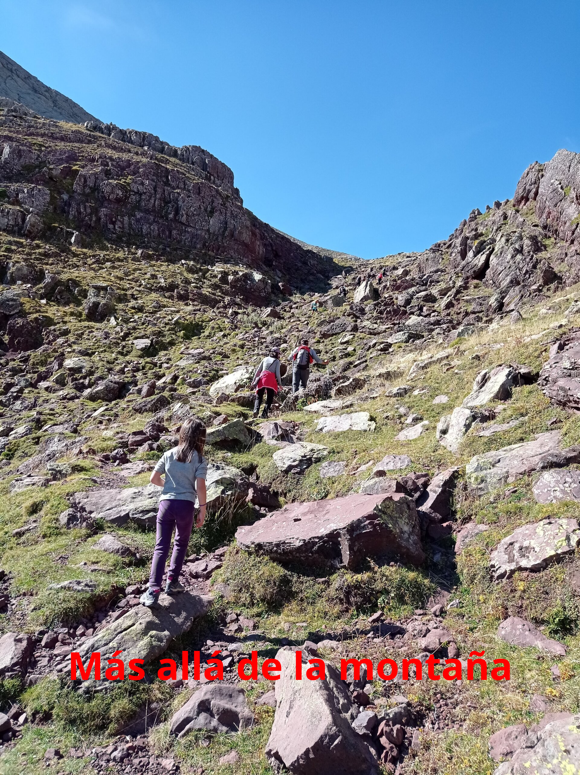 tendremos que afrontar un repecho a través de una canal con algo más de pendiente y que nos deja ya en el Collado de Petraficha.