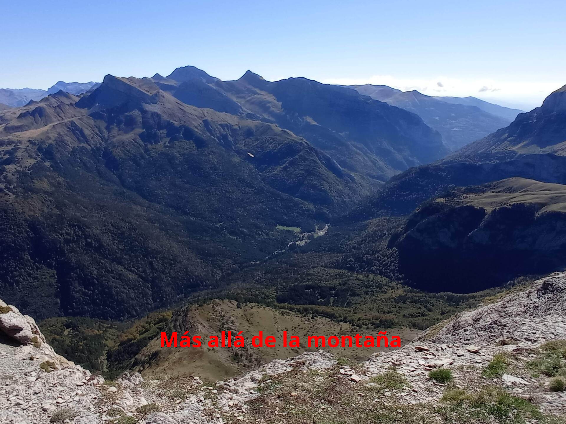 vistas desde el chipte alto con el castillo de acher y la selva de oza