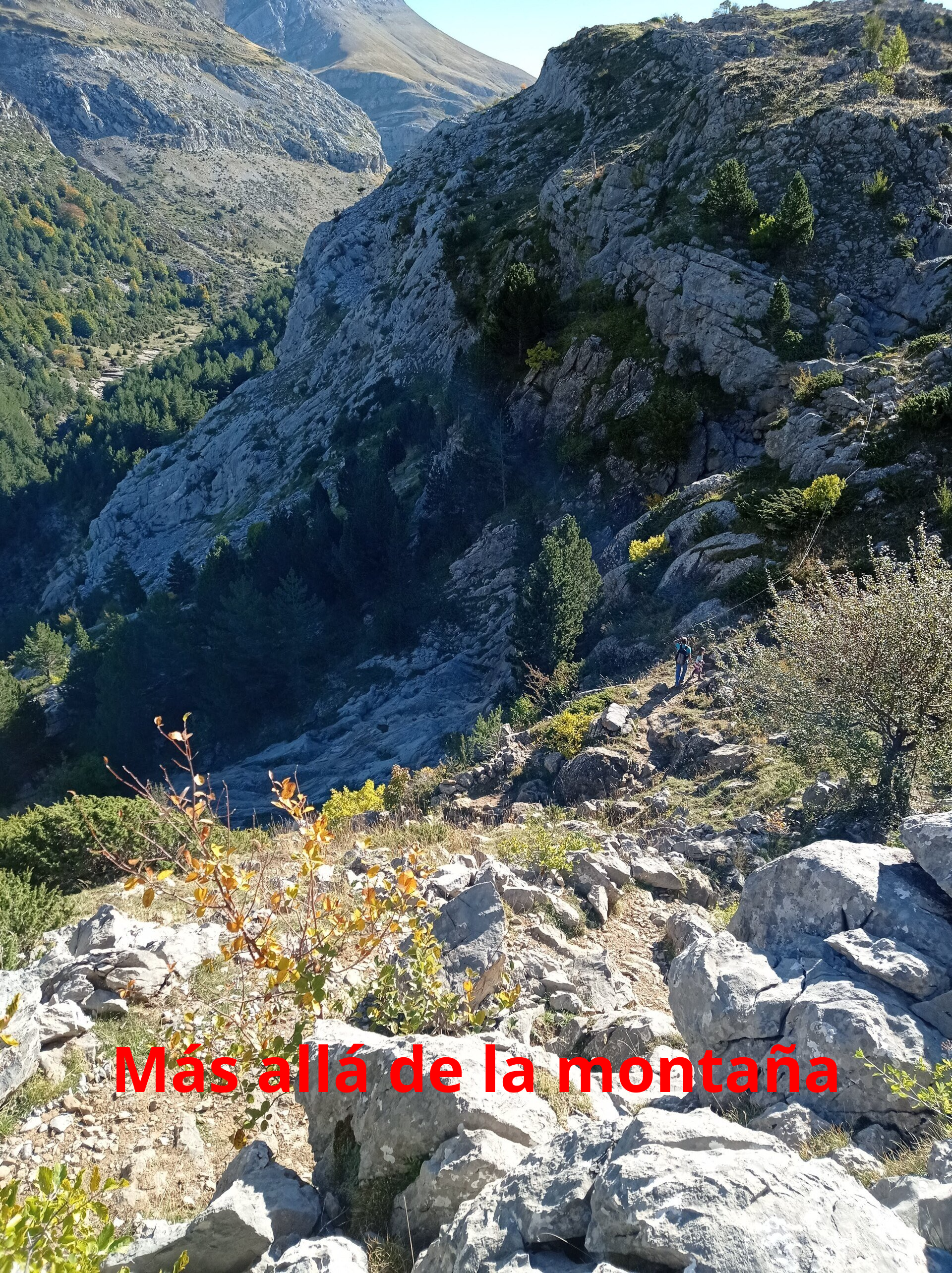 Se pasa el resalto rocoso del “Salto la Vieja” por debajo por un tramo de camino algo estrecho y con espectaculares vistas del mismo y el entorno, aunque el salto no tenía agua.