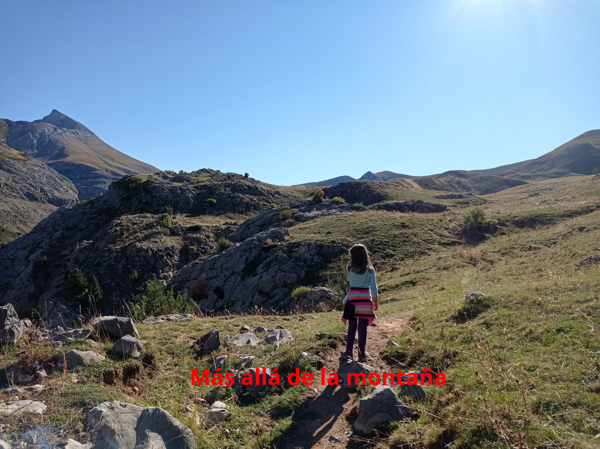 El camino va ascendiendo hasta superar los resaltos calizos que limitan el curso del barranco de Agüerri por el sur. Nos situamos entonces en un estrecho altiplano situado al pie de las laderas de la Sierra de Gabás.