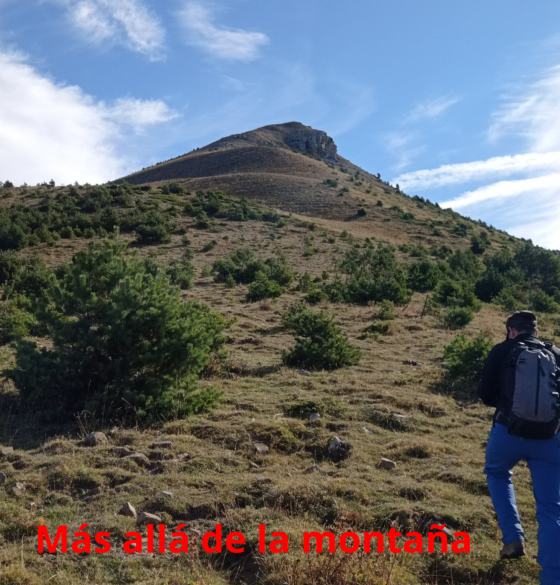 A partir de collado podemos encontrar unos hitos que nos llevan directamente hasta la cumbre, la cima de Punta Cuta.