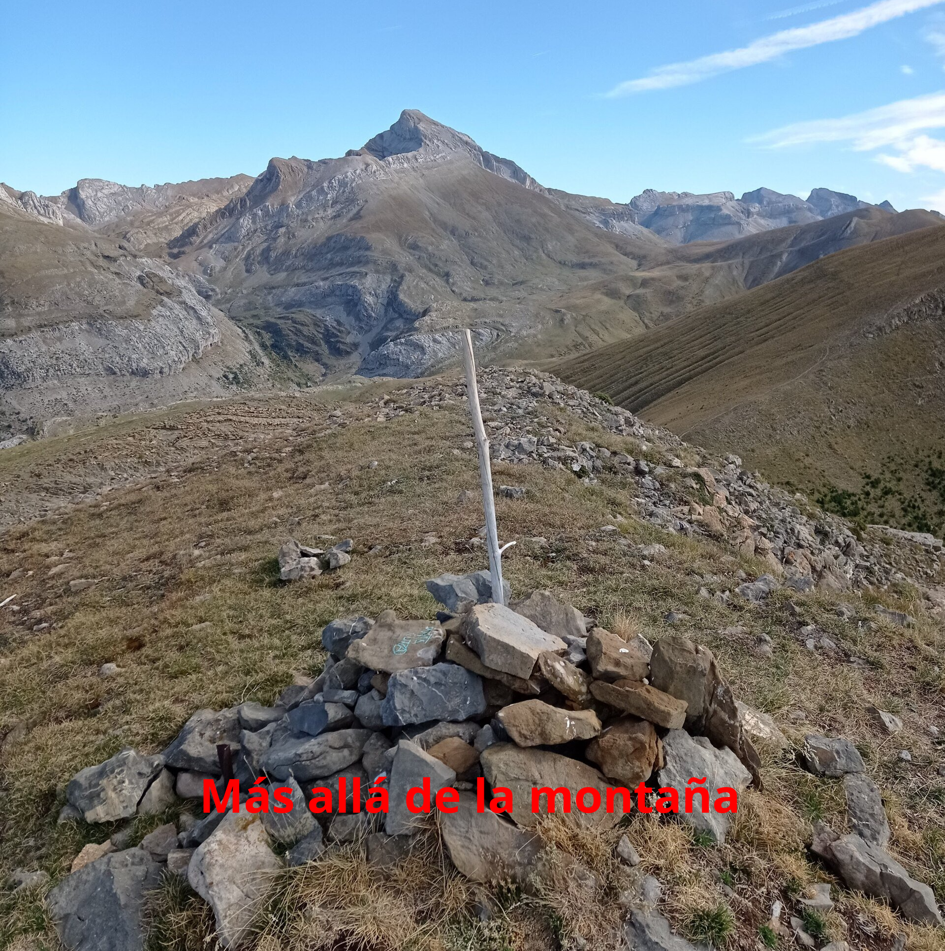 A partir de collado podemos encontrar unos hitos que nos llevan directamente hasta la cumbre, la cima de Punta Cuta.