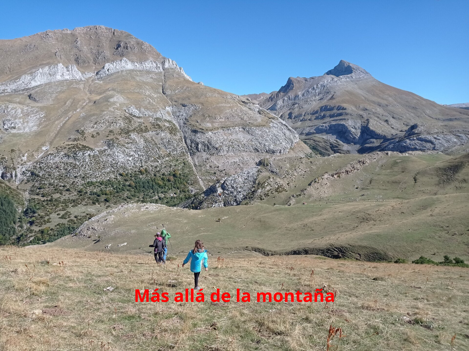 caminamos campo a través por las praderas hacia la senda del GR que va desde el refugio de Gabardito al collado de Foratón