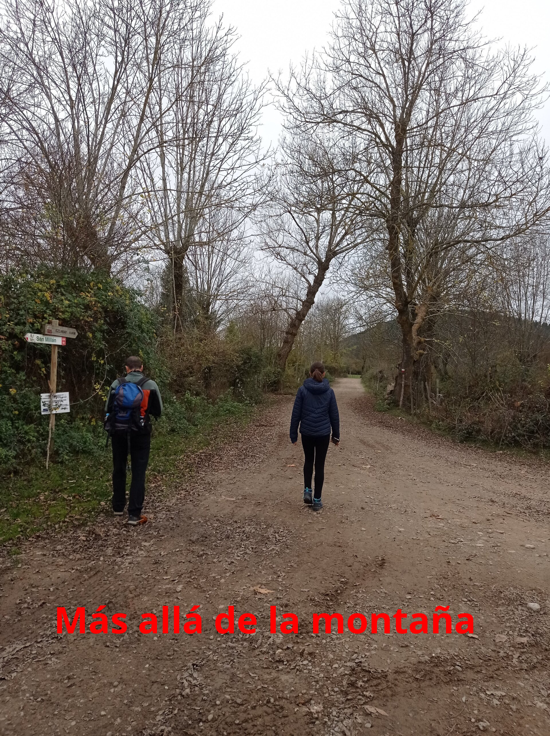 buscaremos un camino que sale hacia el oeste, dirección Ezcaray. Este camino pertenece al GR 93 (sierras de La Rioja) y está marcado con pintura roja y blanca.