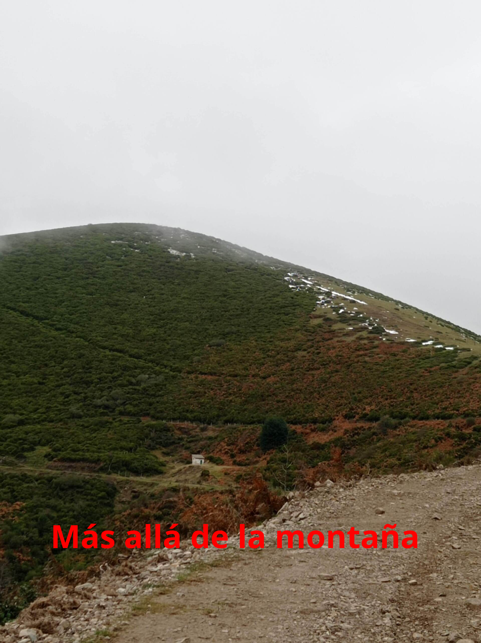 podemos ver entre la niebla el monte Chilizarrias frente a nosotros