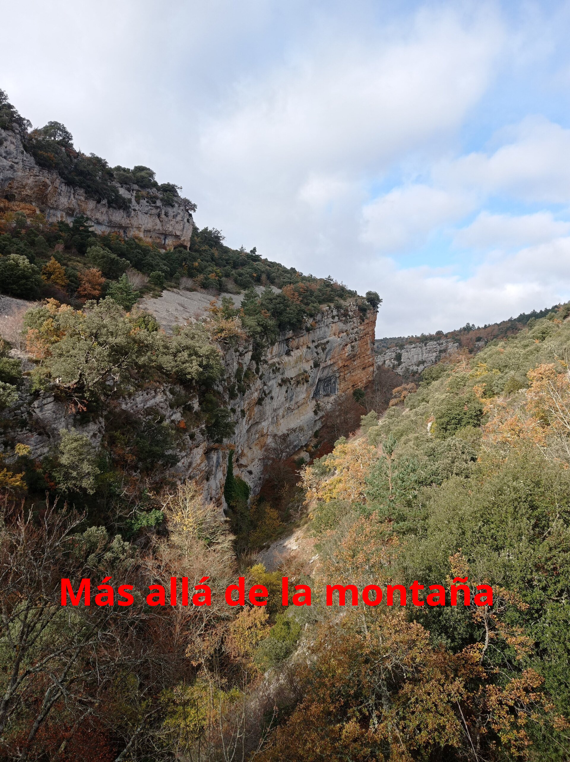 nos vemos rodeados por paredes de roca caliza por donde pasa las aguas del río Purón.