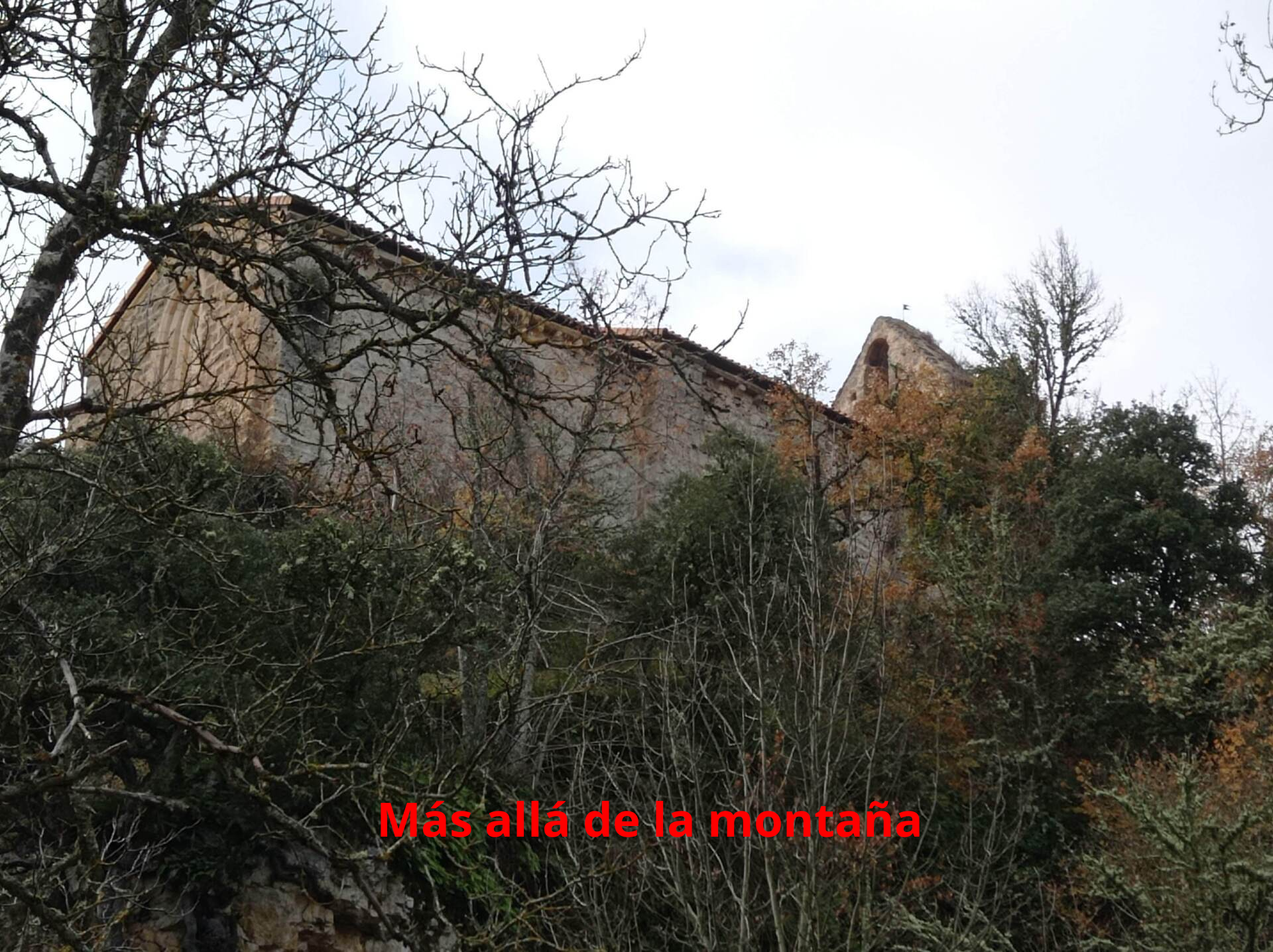 podemos ver la Iglesia de San Esteban, que conservaba algunas pinturas murales del siglo XIII-XIV y algunas ruinas de la población.