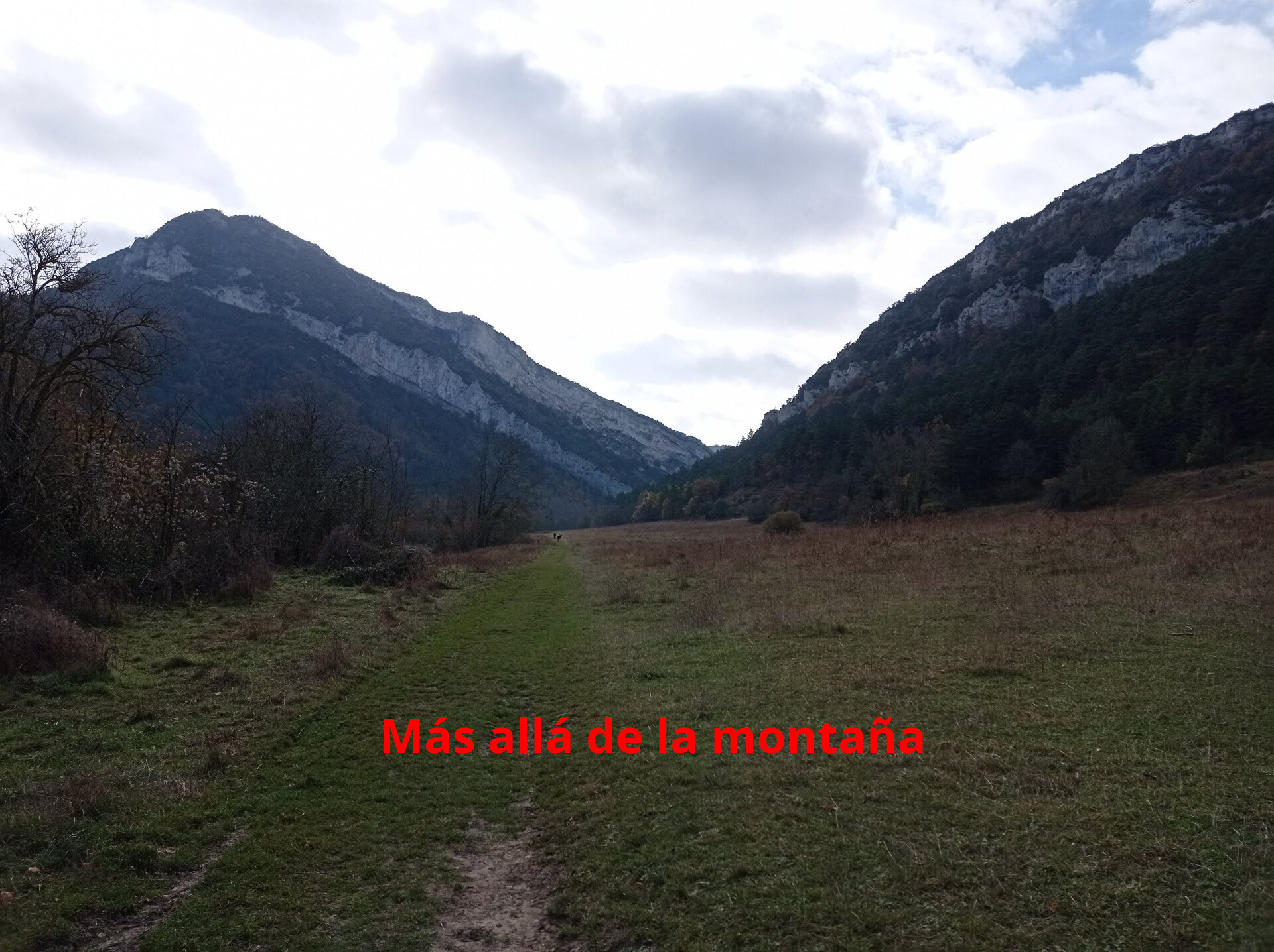 Atravesamos esta extensa campa acompañados a la izquierda por el río y disfrutando de la panorámica de los montes de alrededor.