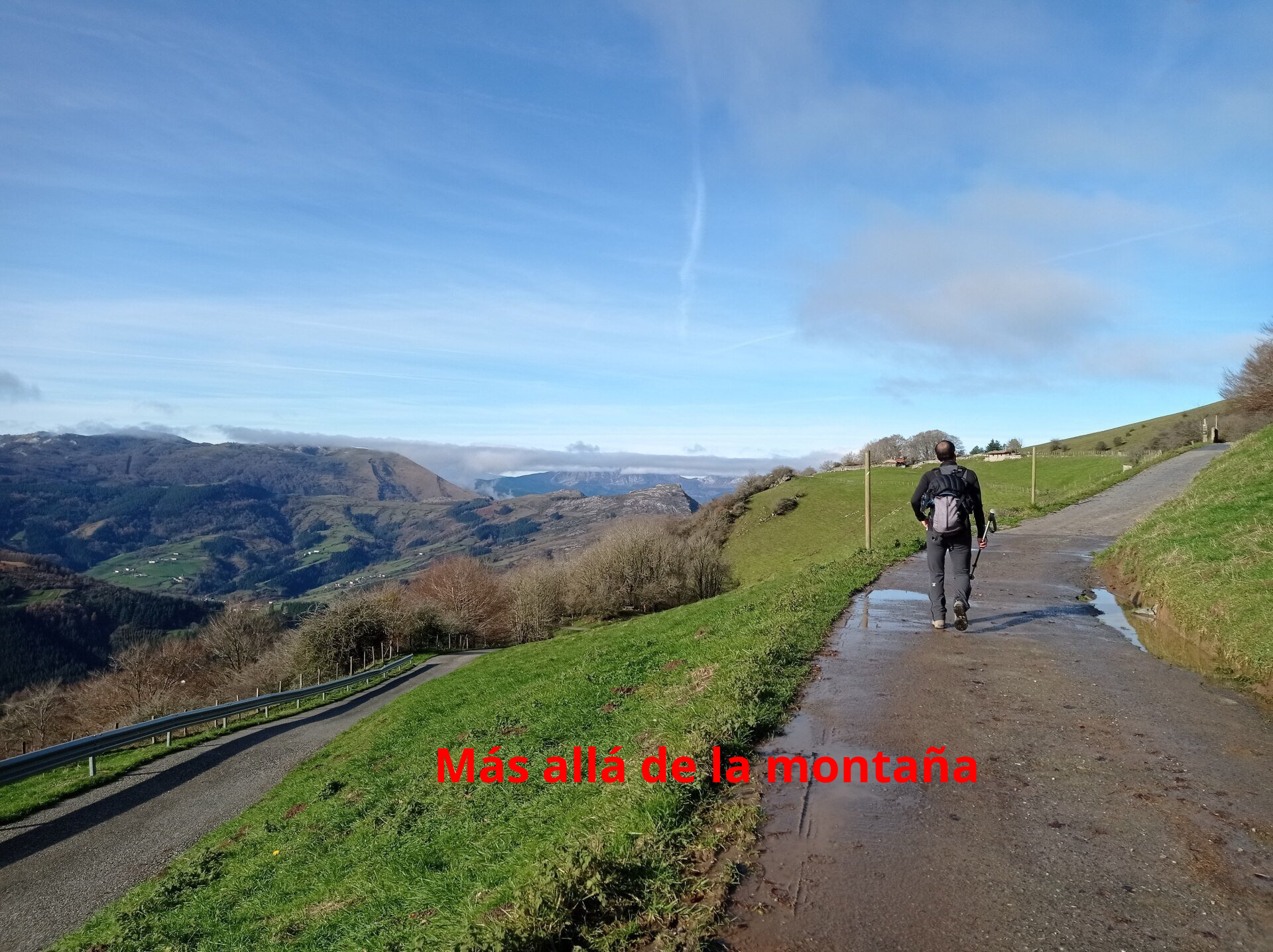 La primera parte es por carretera, pero al poco esta se transforma en pista de cemento. No hay pérdida.