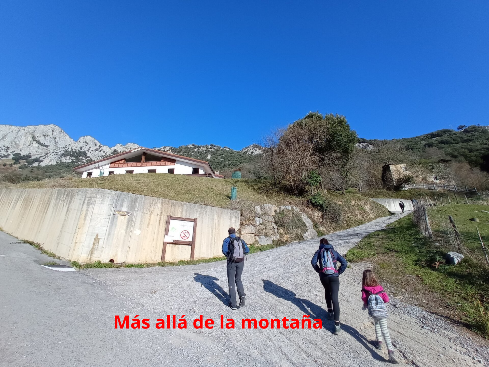 Más adelante, a un kilómetro más o menos, veremos una señal de Mugarra a la derecha, donde abandonaremos la carretera y nos adentraremos en una pista de cemento donde continuaremos subiendo. Está muy bien señalizada con un cartel que marca Mugarra.
